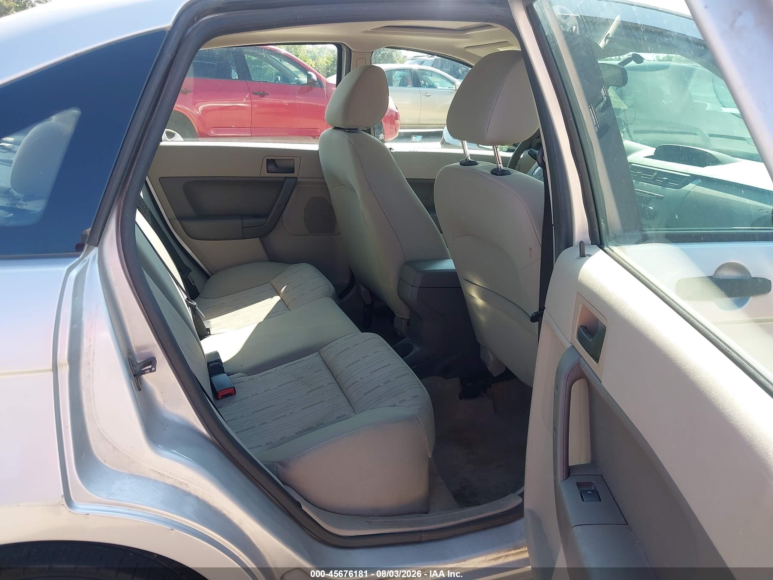 2010 Ford Focus Se Silver vin: 1FAHP3FN3AW231143