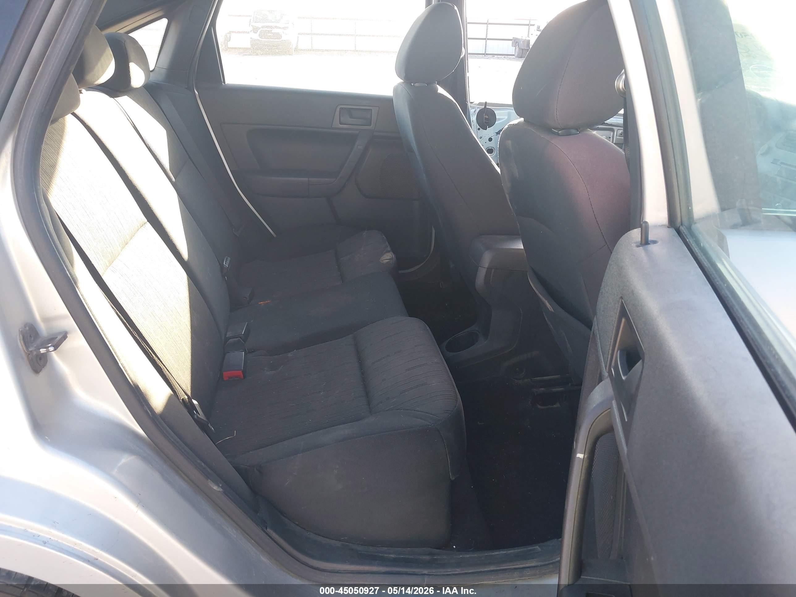 2010 Ford Focus Se Silver vin: 1FAHP3FN3AW281945