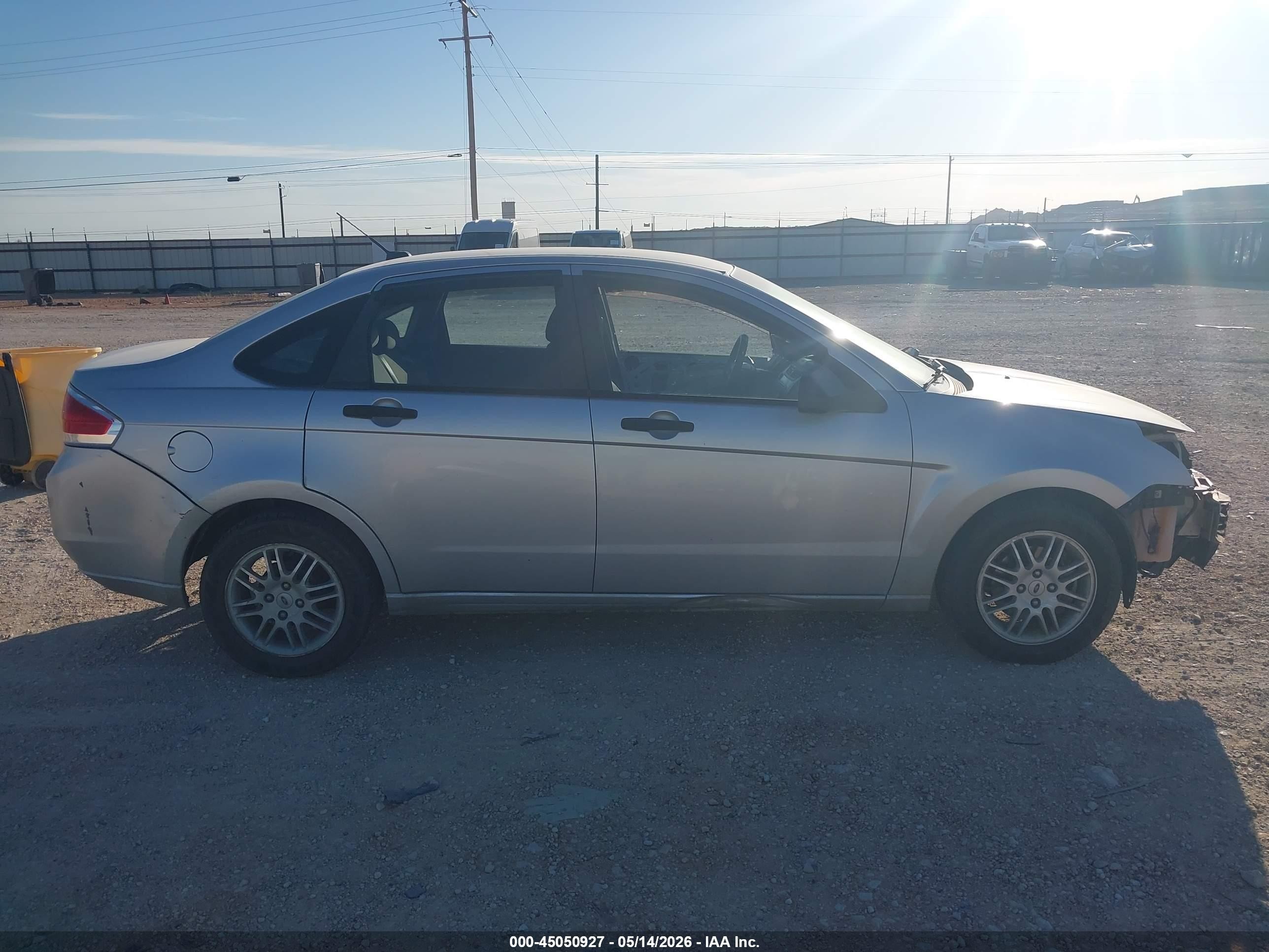 2010 Ford Focus Se Silver vin: 1FAHP3FN3AW281945