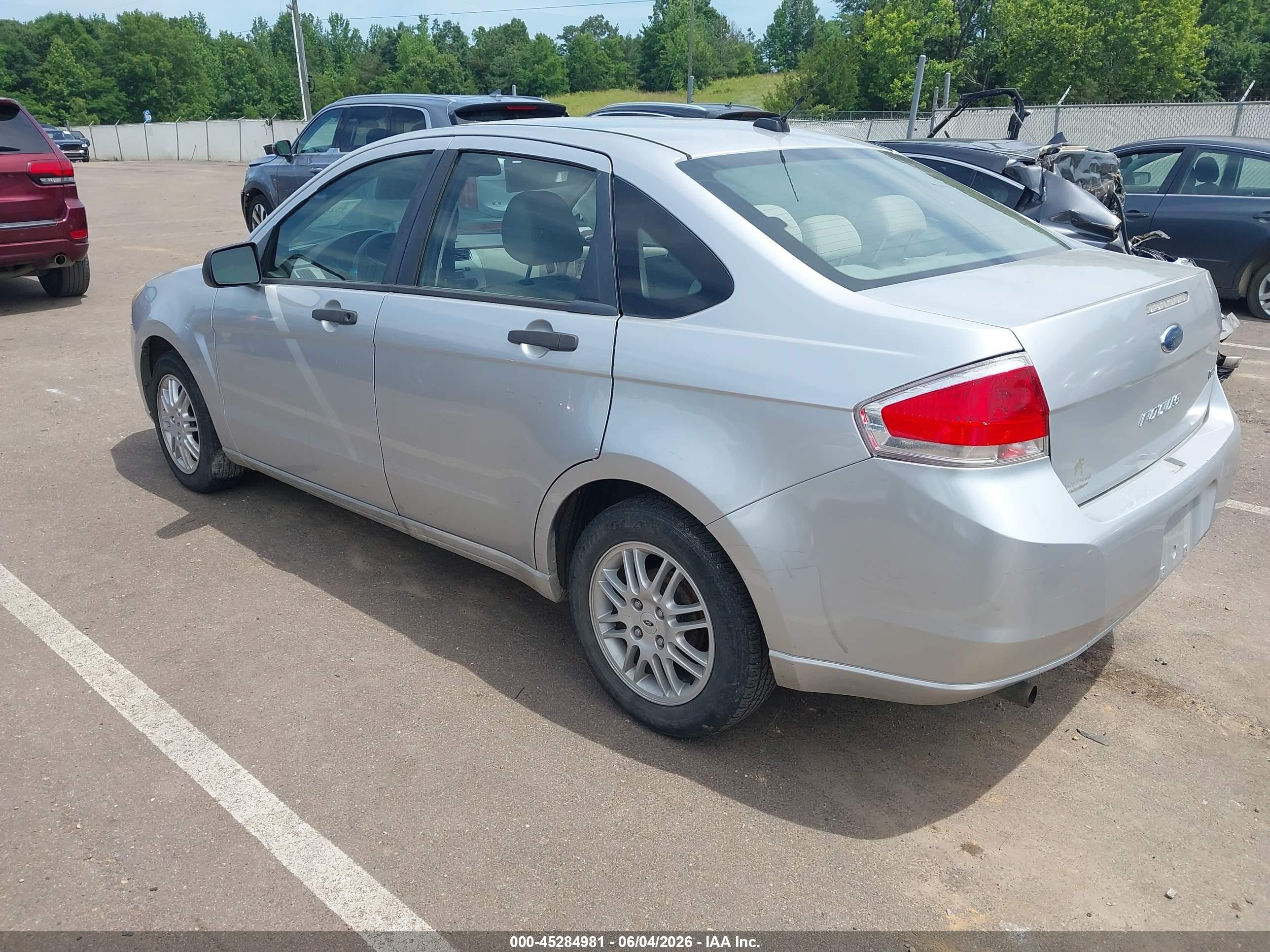 2011 Ford Focus Se Silver vin: 1FAHP3FN3BW165730