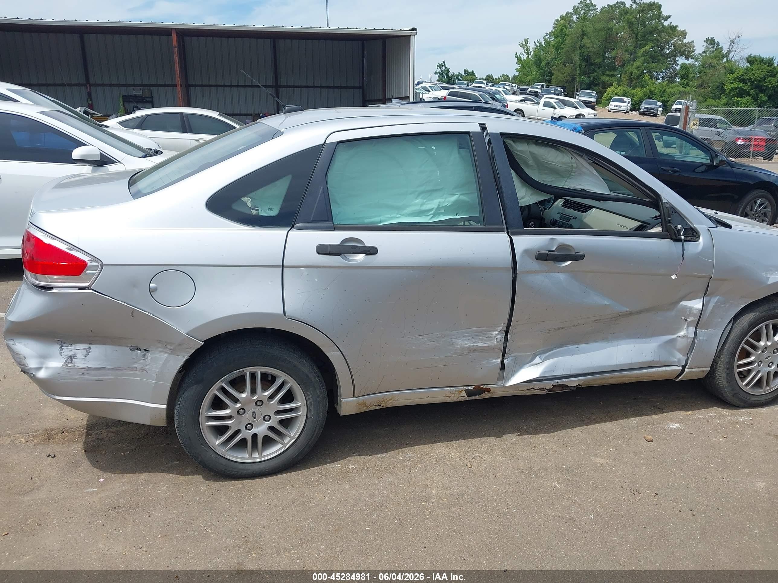2011 Ford Focus Se Silver vin: 1FAHP3FN3BW165730