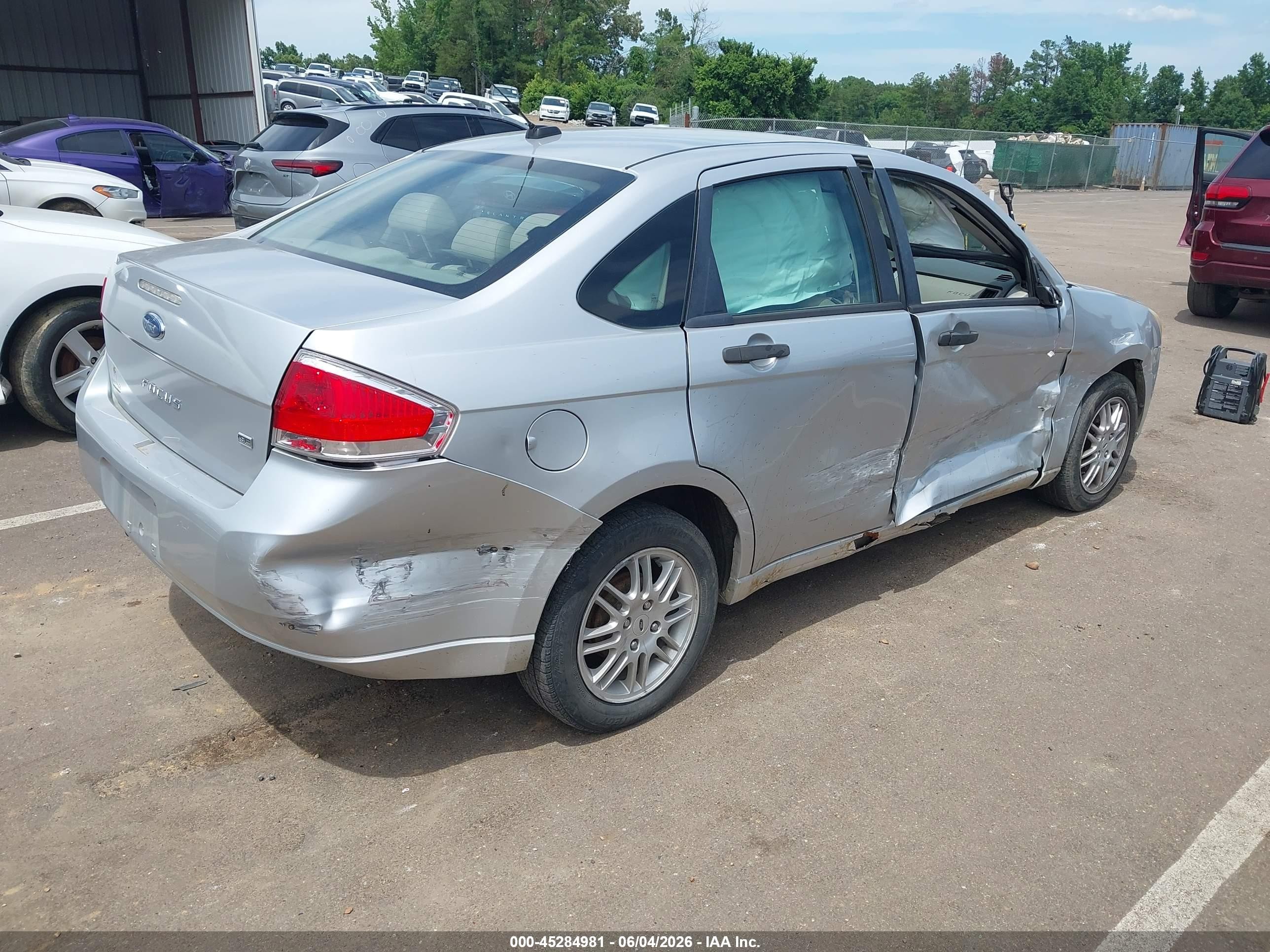 2011 Ford Focus Se Silver vin: 1FAHP3FN3BW165730