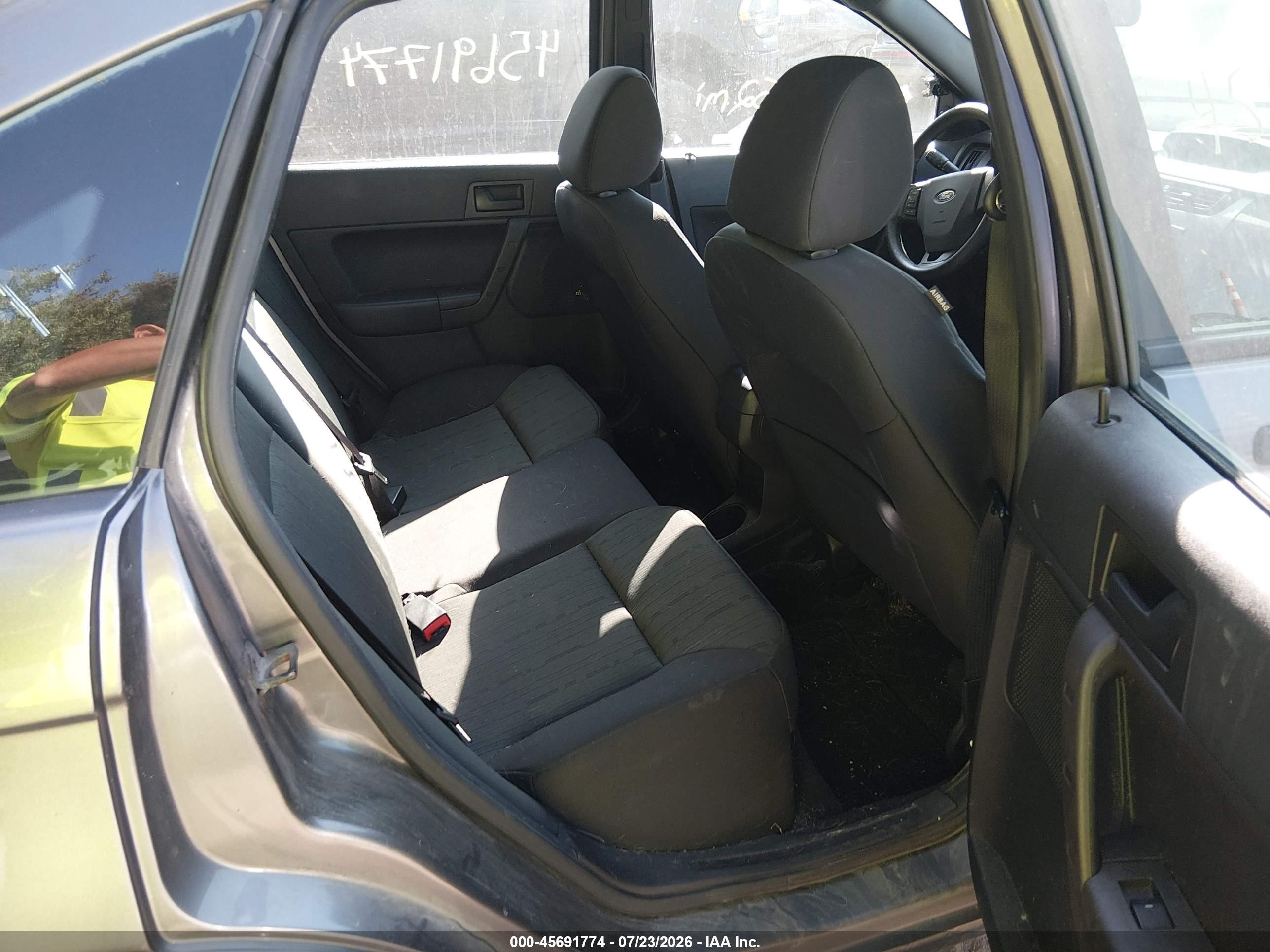 2010 Ford Focus Se Gray vin: 1FAHP3FN4AW147557
