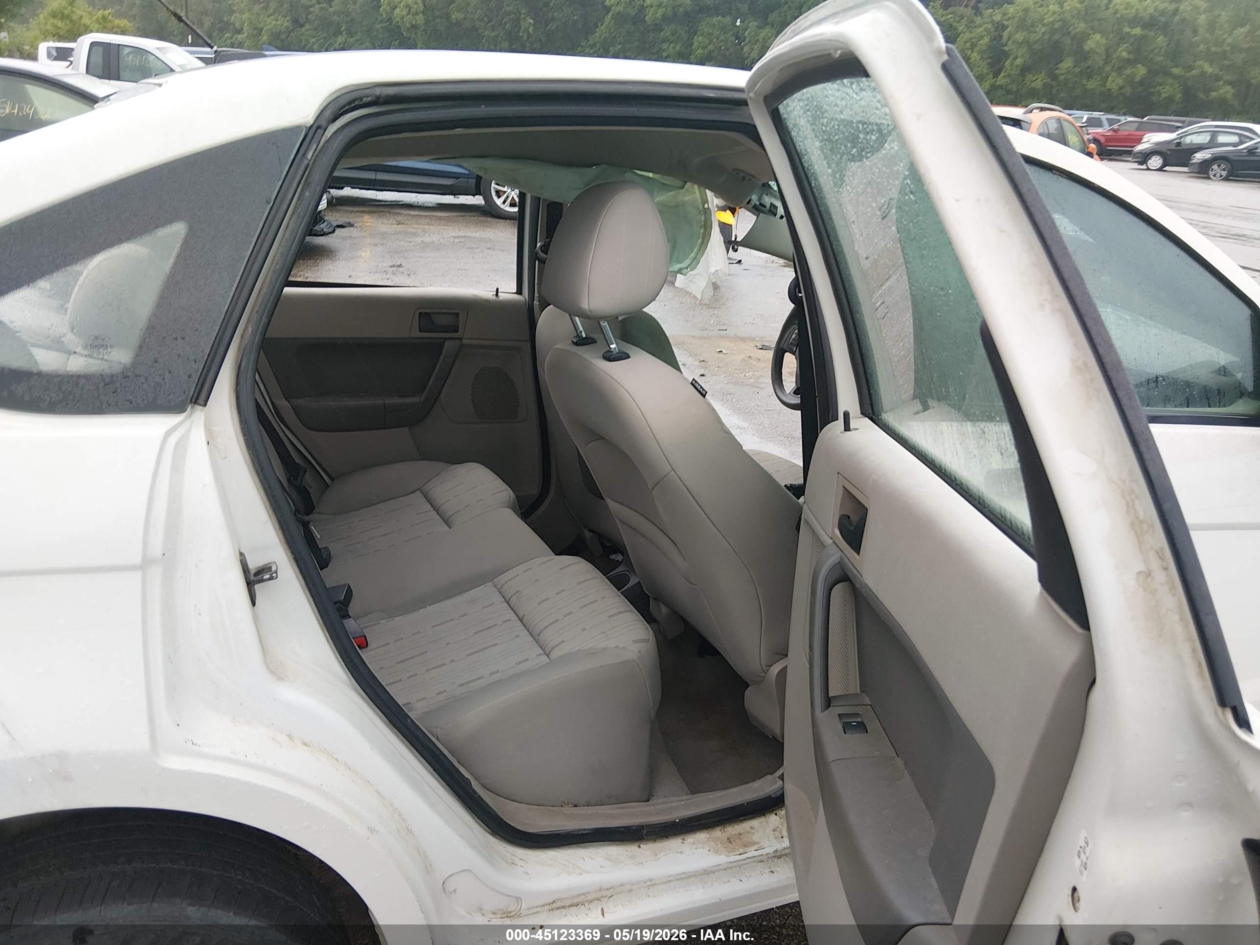 2010 Ford Focus Se White vin: 1FAHP3FN4AW186519
