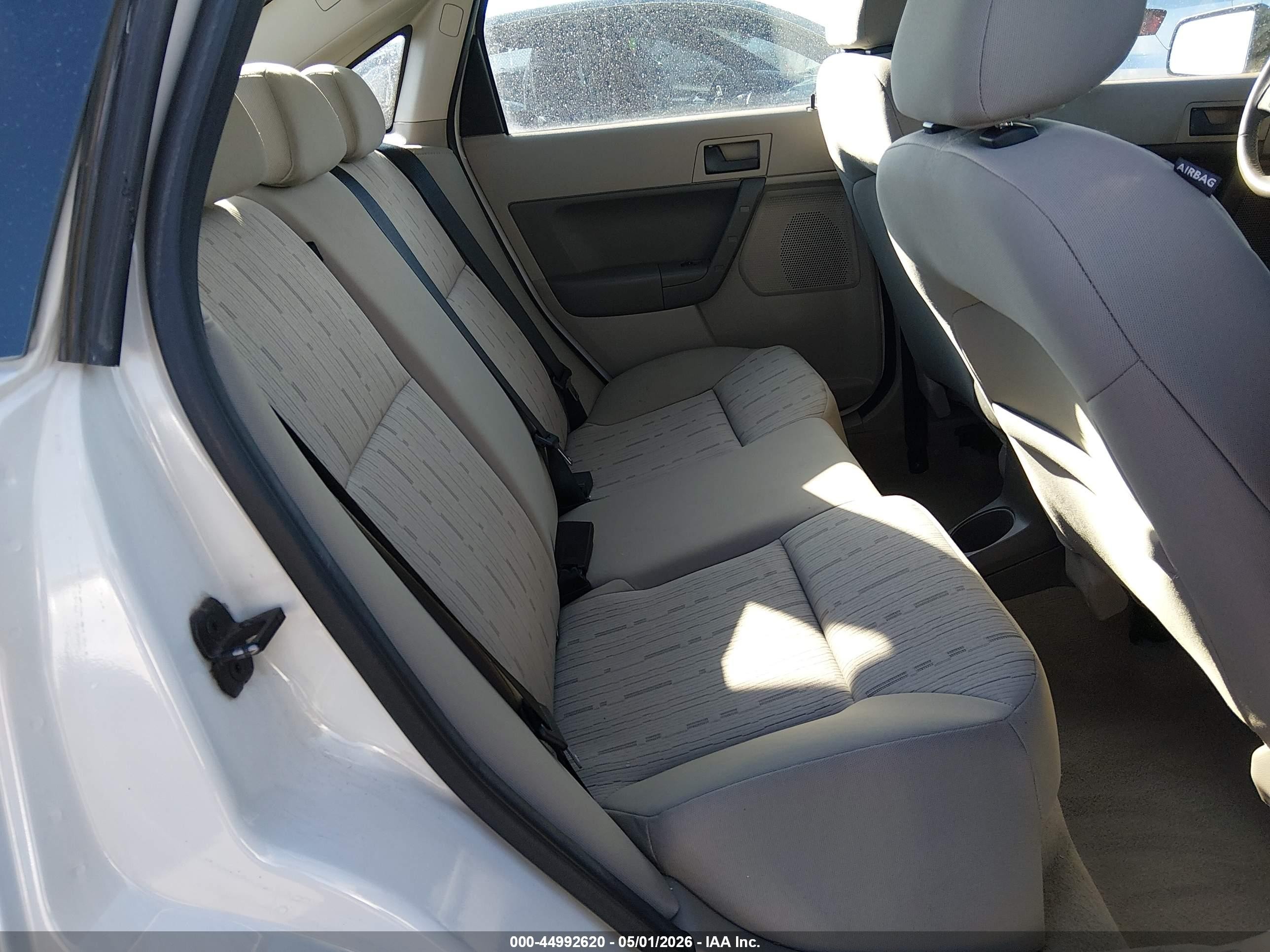 2010 Ford Focus Se White vin: 1FAHP3FN4AW194040