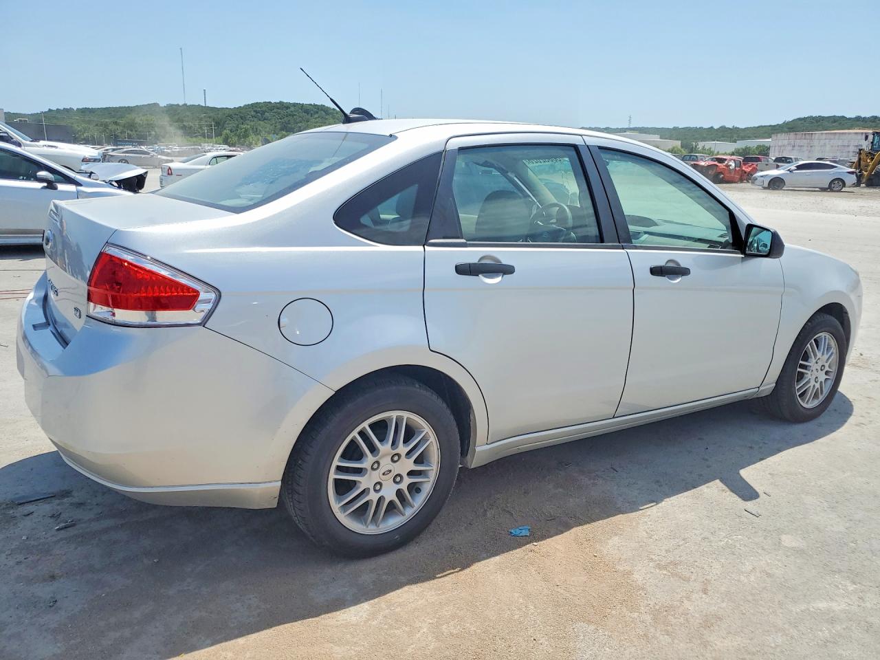 2010 Ford Focus Se Silver vin: 1FAHP3FN4AW199853