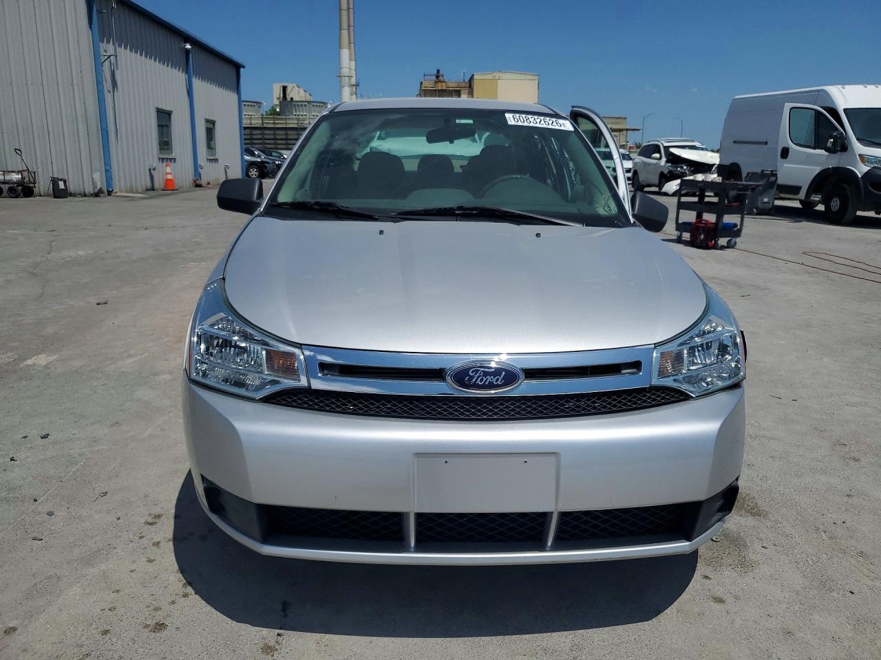 2010 Ford Focus Se Silver vin: 1FAHP3FN4AW199853