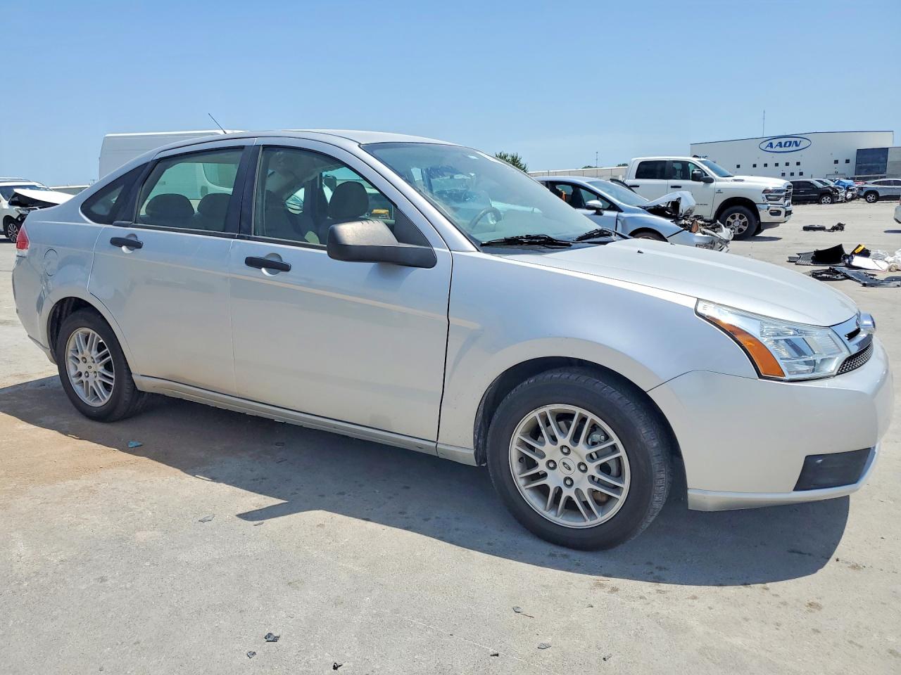 2010 Ford Focus Se Silver vin: 1FAHP3FN4AW199853