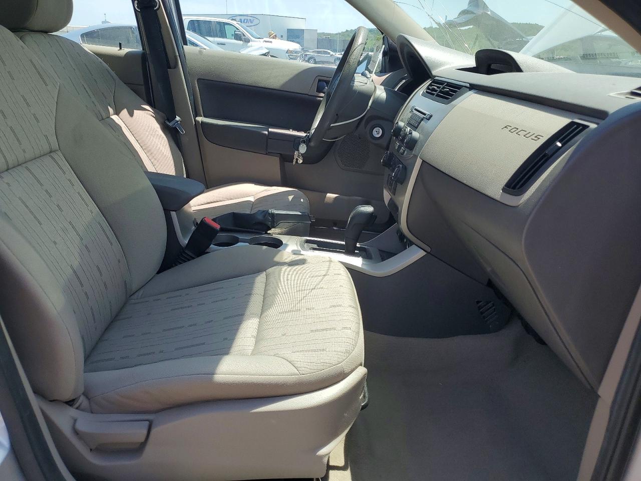 2010 Ford Focus Se Silver vin: 1FAHP3FN4AW199853