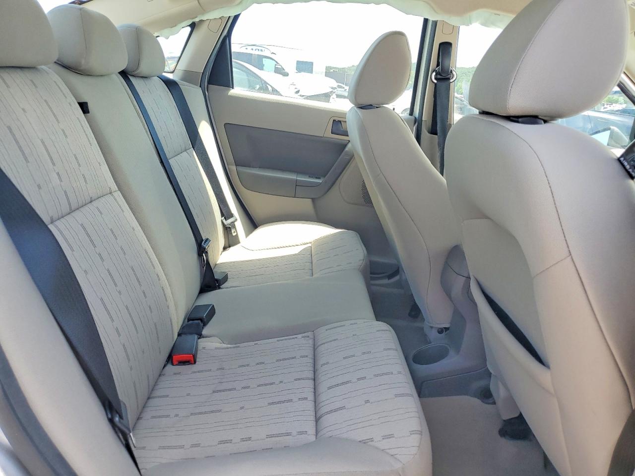 2010 Ford Focus Se Silver vin: 1FAHP3FN4AW199853