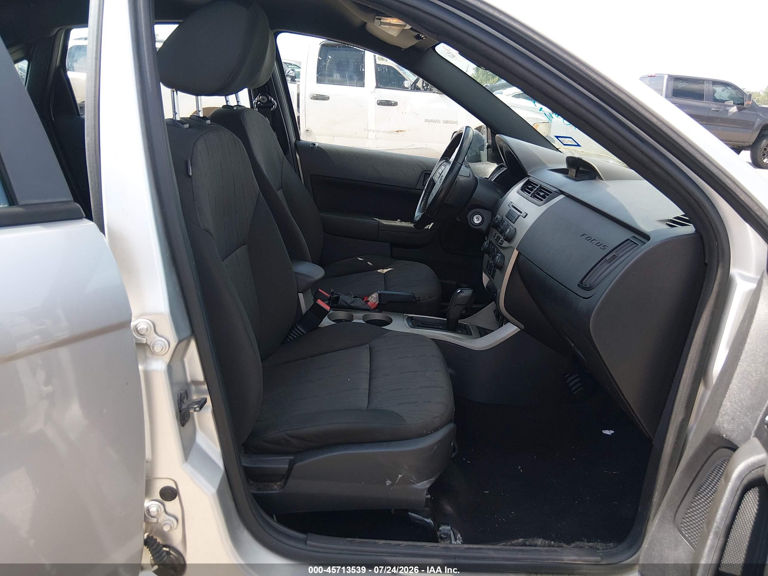 2010 Ford Focus Se Silver vin: 1FAHP3FN4AW249103