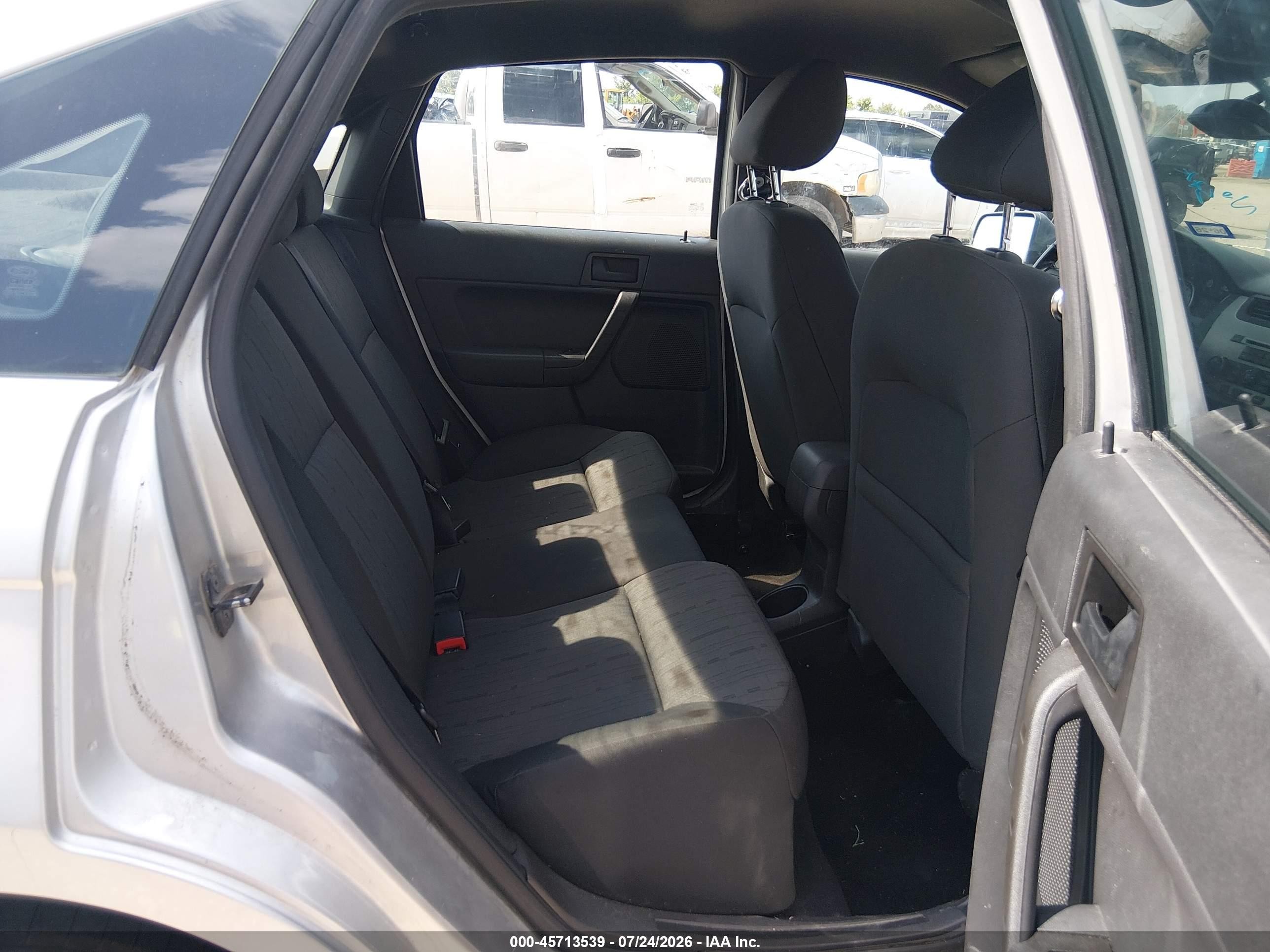 2010 Ford Focus Se Silver vin: 1FAHP3FN4AW249103