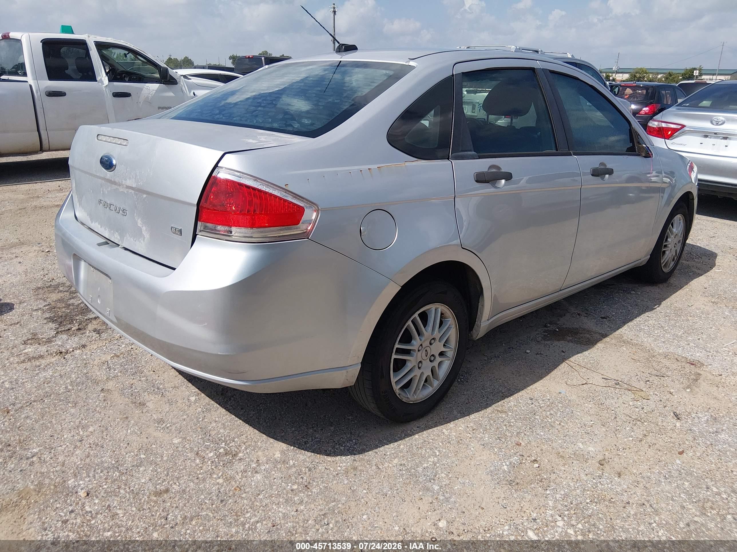 2010 Ford Focus Se Silver vin: 1FAHP3FN4AW249103