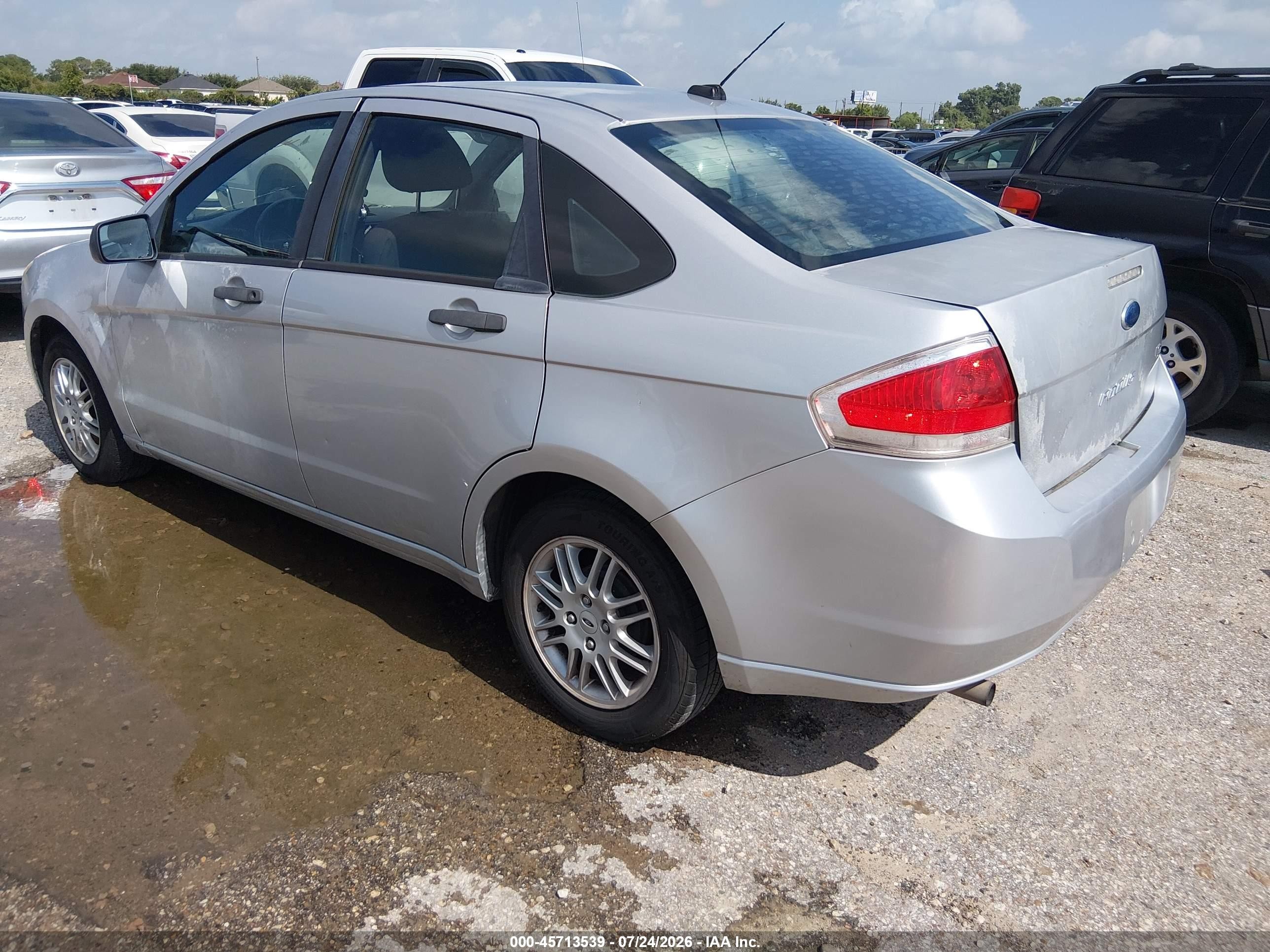 2010 Ford Focus Se Silver vin: 1FAHP3FN4AW249103