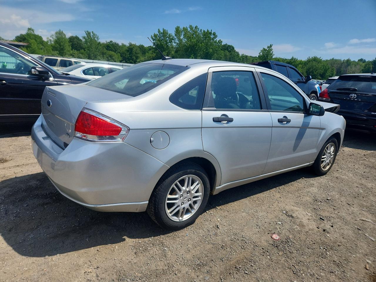 2010 Ford Focus Se Silver vin: 1FAHP3FN4AW250266