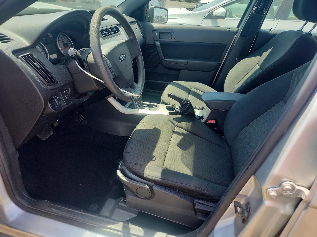 2010 Ford Focus Se Silver vin: 1FAHP3FN4AW250266