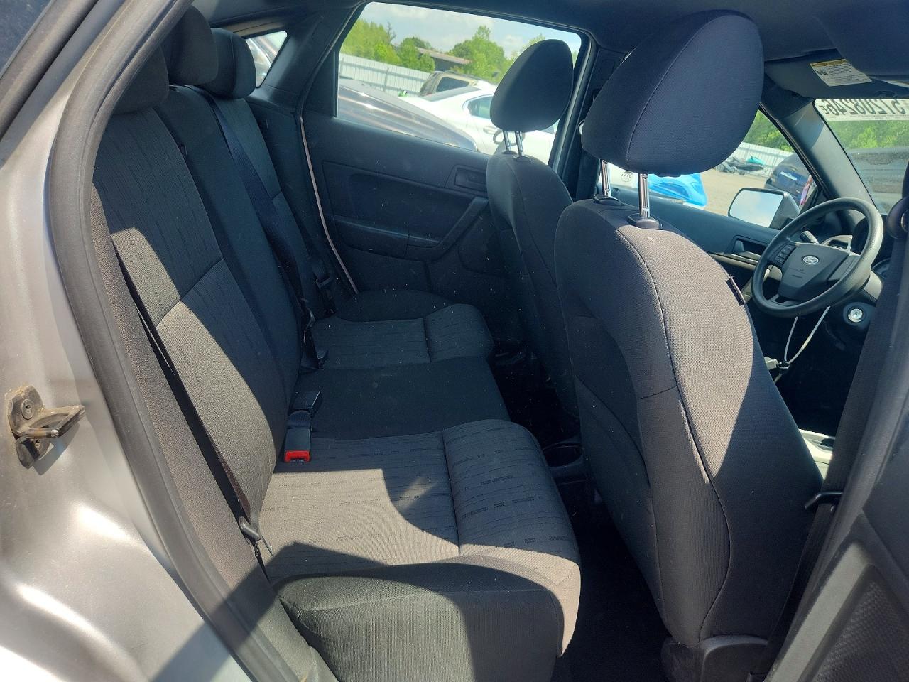 2010 Ford Focus Se Silver vin: 1FAHP3FN4AW250266