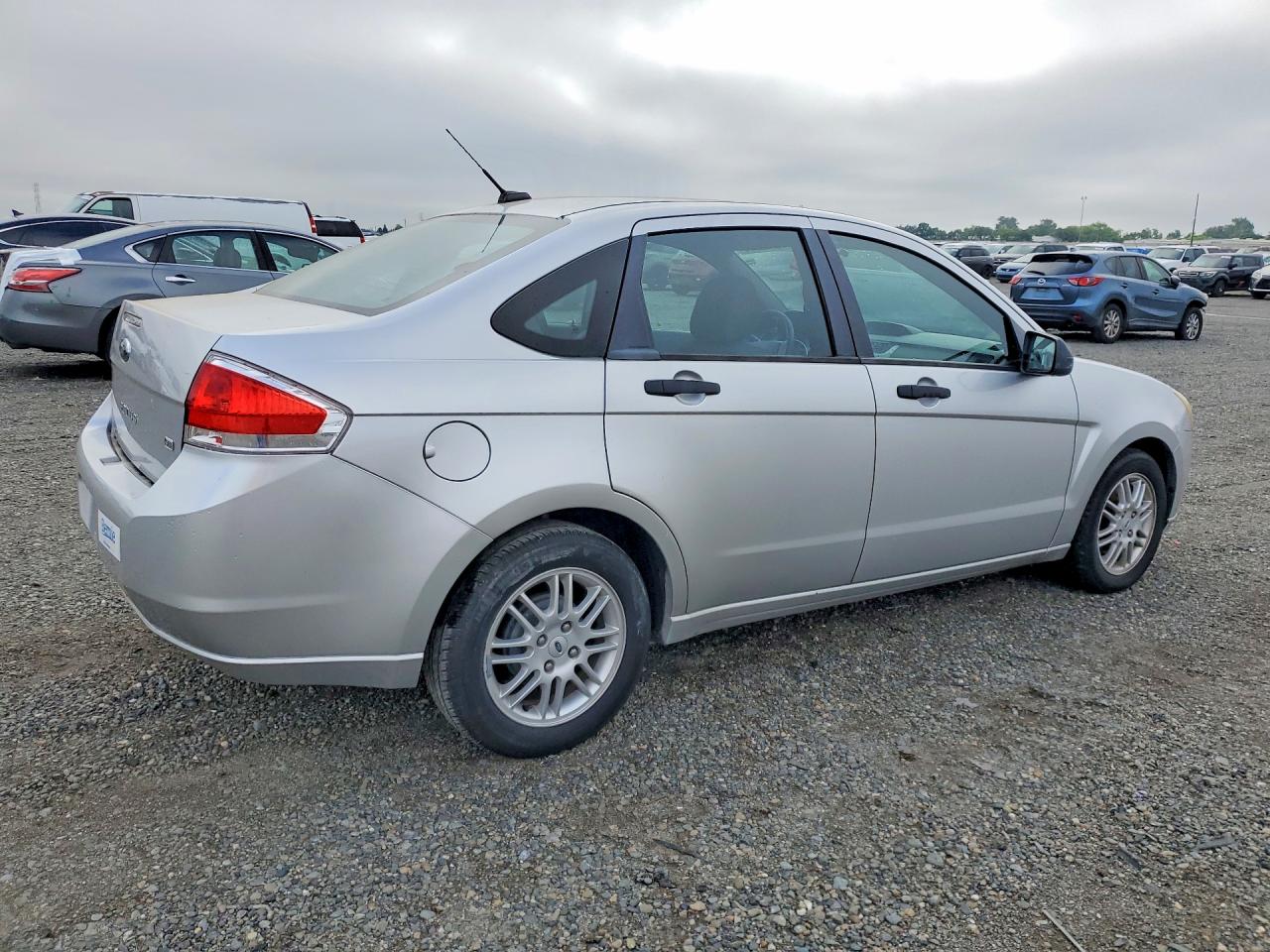 2010 Ford Focus Se Silver vin: 1FAHP3FN4AW272719