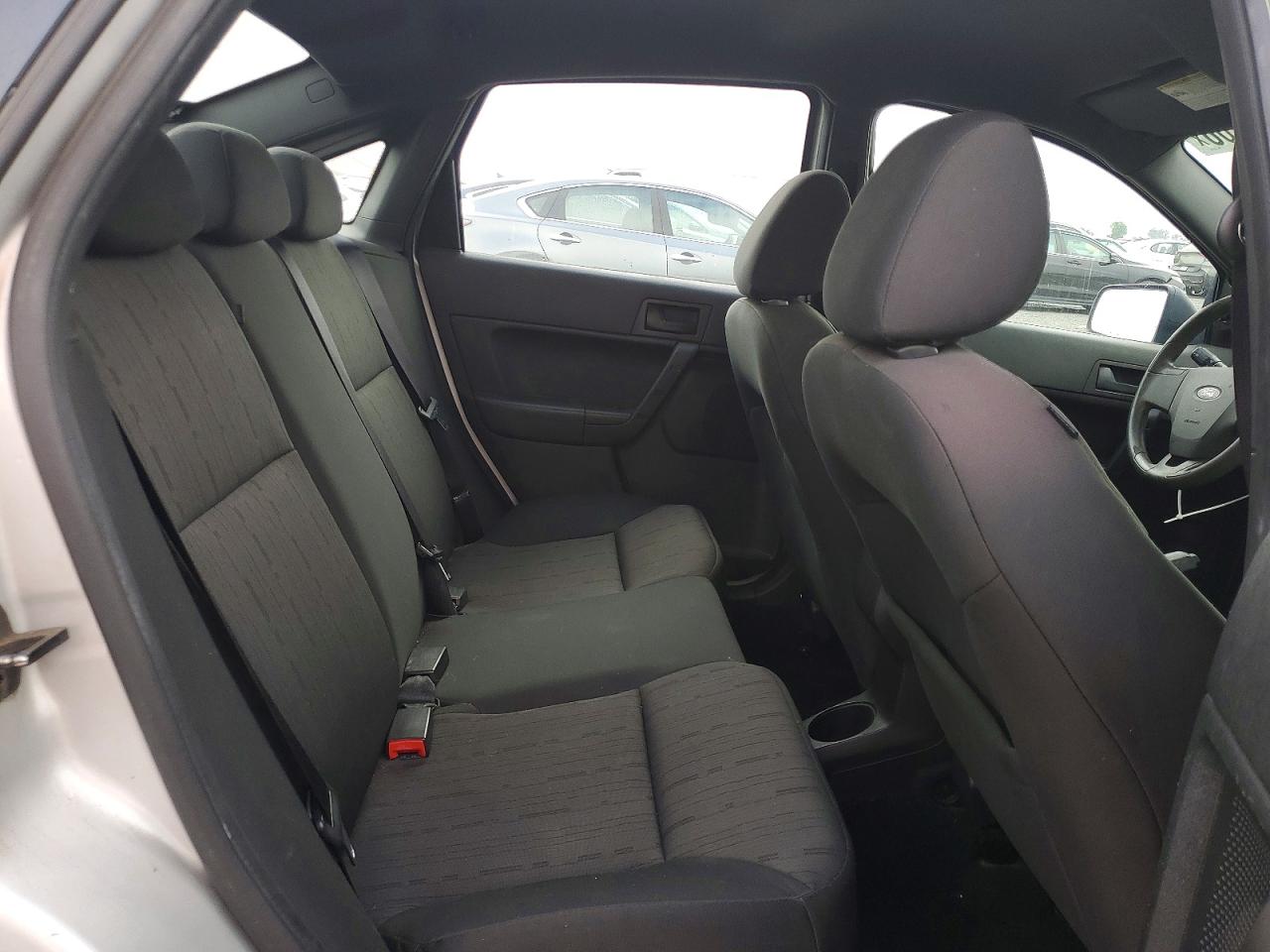 2010 Ford Focus Se Silver vin: 1FAHP3FN4AW272719