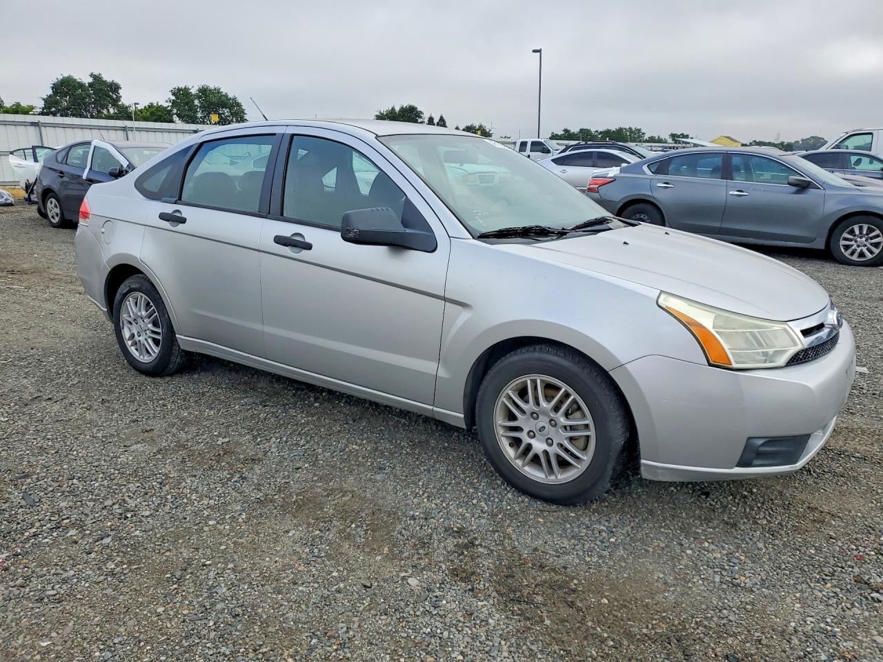 2010 Ford Focus Se Silver vin: 1FAHP3FN4AW272719