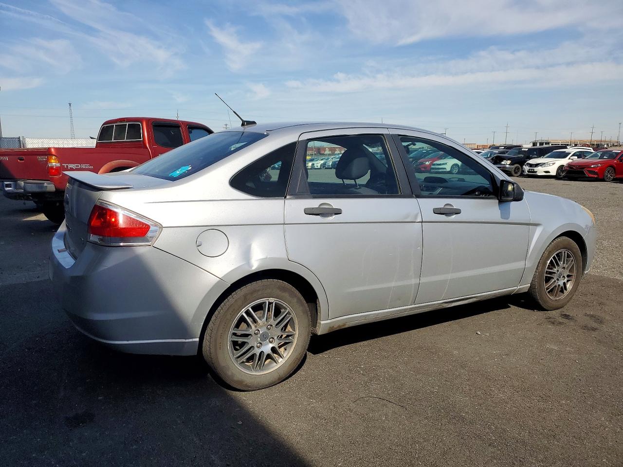2010 Ford Focus Se Silver vin: 1FAHP3FN4AW281792