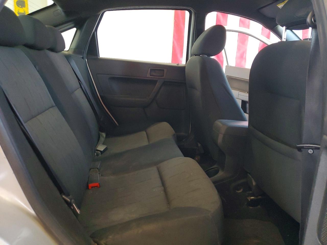 2010 Ford Focus Se Silver vin: 1FAHP3FN4AW281792