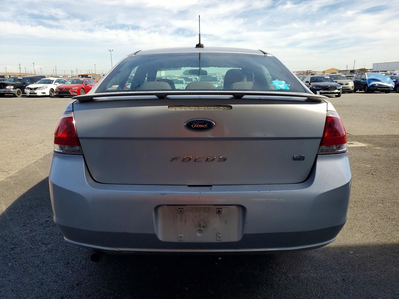 2010 Ford Focus Se Silver vin: 1FAHP3FN4AW281792