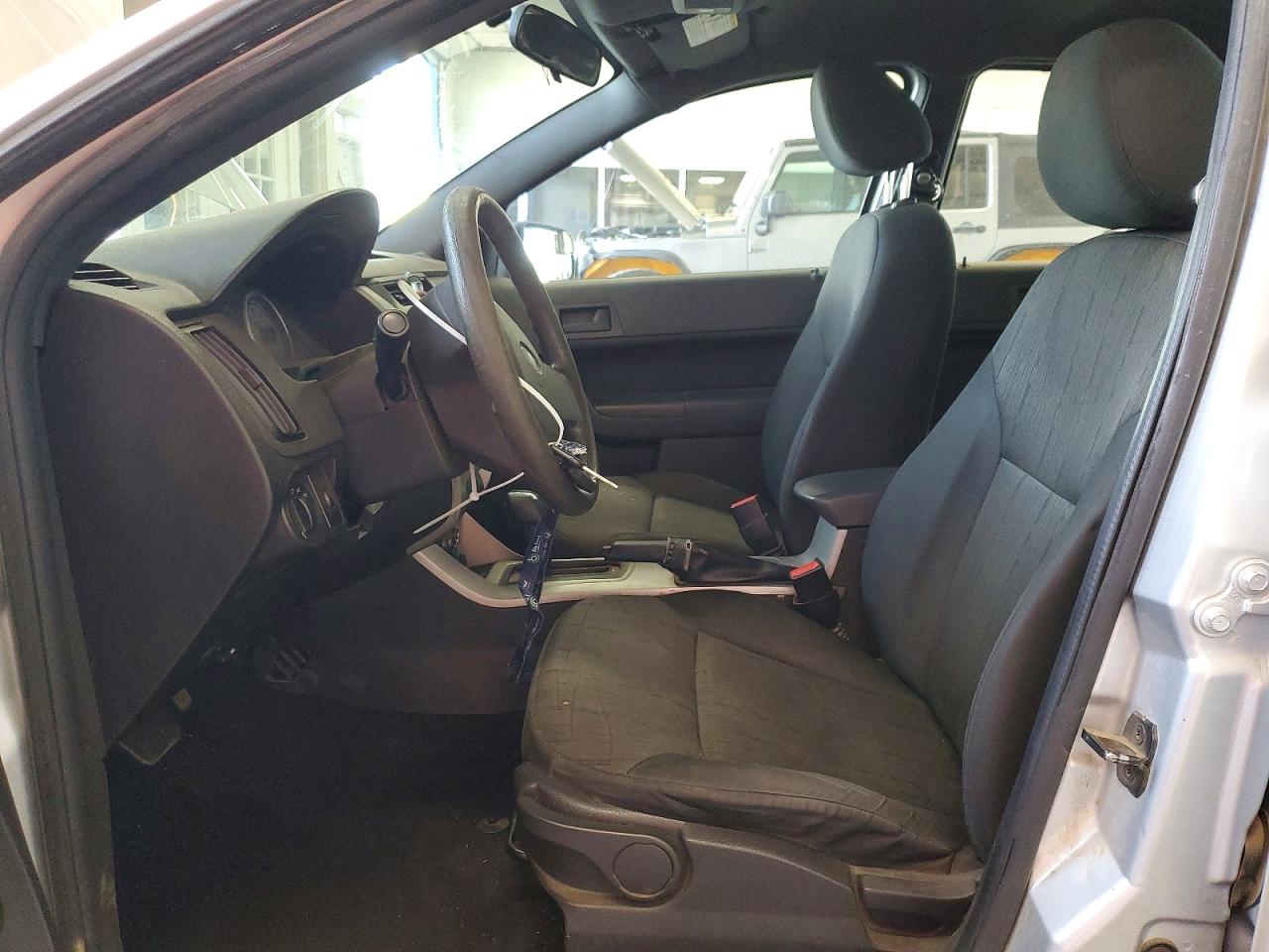2010 Ford Focus Se Silver vin: 1FAHP3FN4AW281792