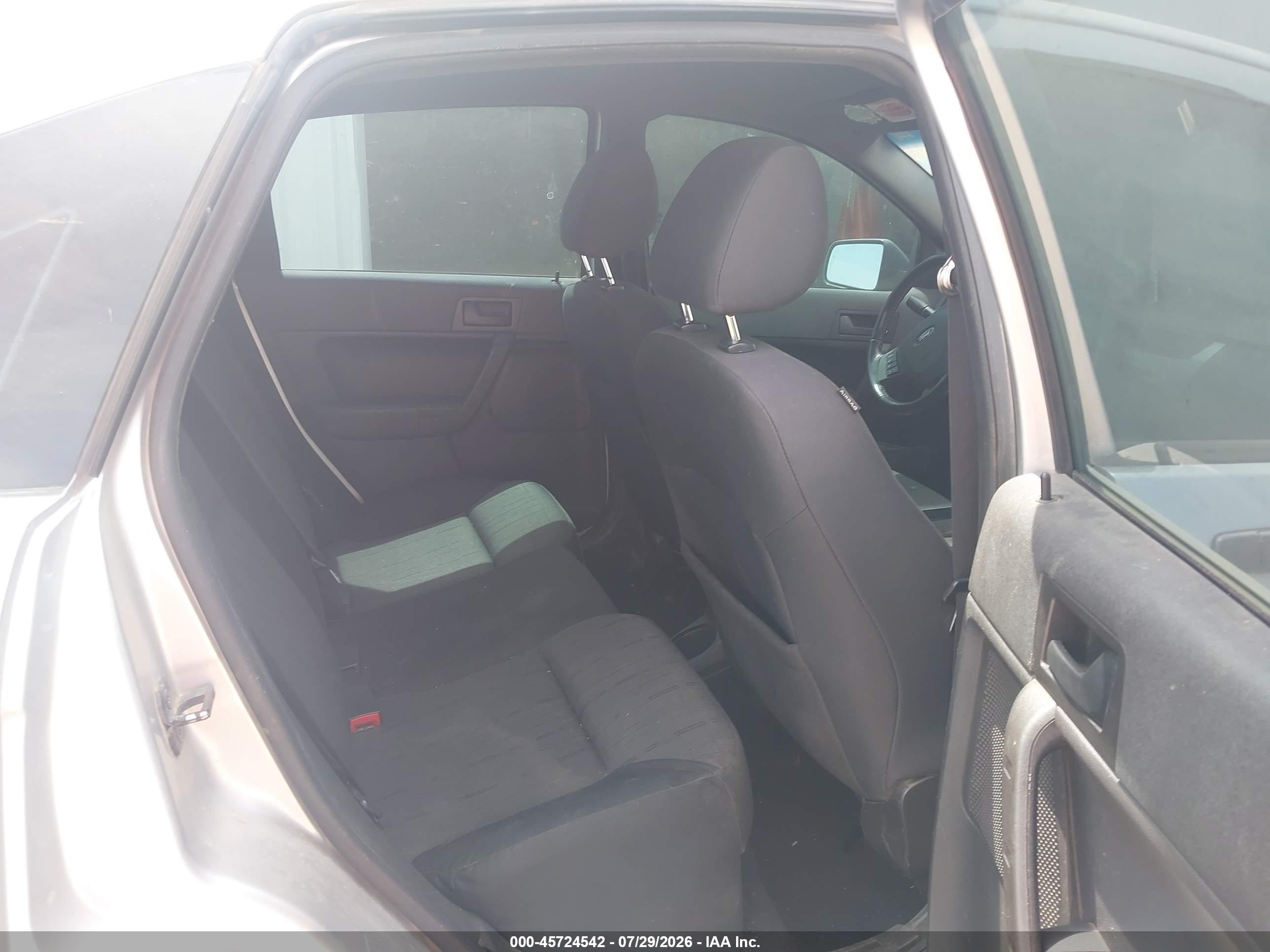 2010 Ford Focus Se Silver vin: 1FAHP3FN4AW290816