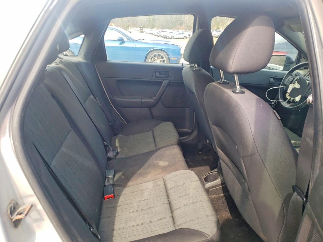 2011 Ford Focus Se Silver vin: 1FAHP3FN4BW157037