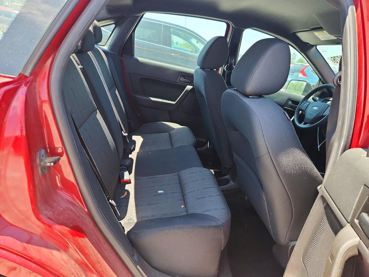 2010 Ford Focus Se Red vin: 1FAHP3FN5AW150841