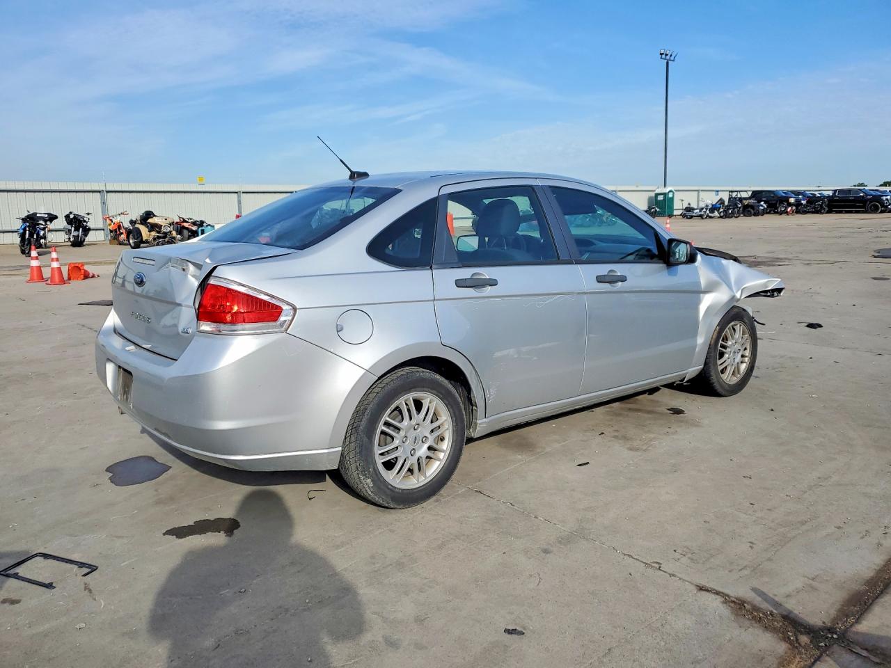 2010 Ford Focus Se Silver vin: 1FAHP3FN5AW178140