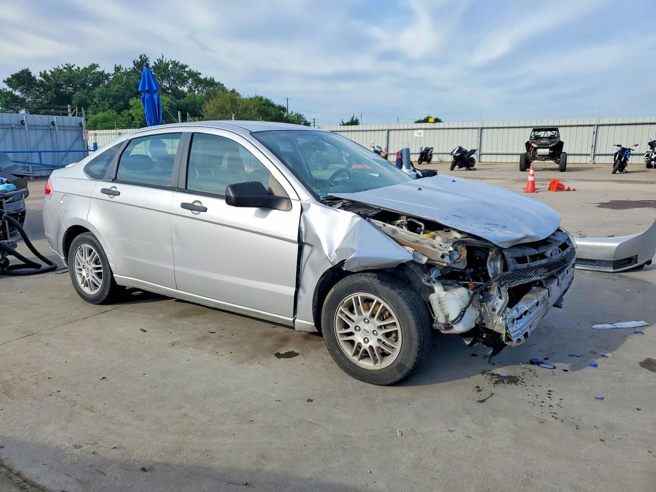 2010 Ford Focus Se Silver vin: 1FAHP3FN5AW178140