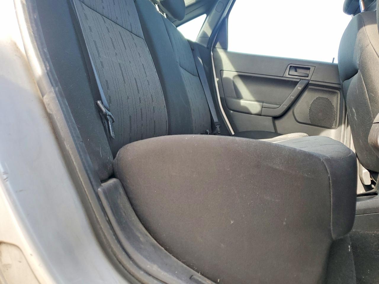 2010 Ford Focus Se Silver vin: 1FAHP3FN5AW178140