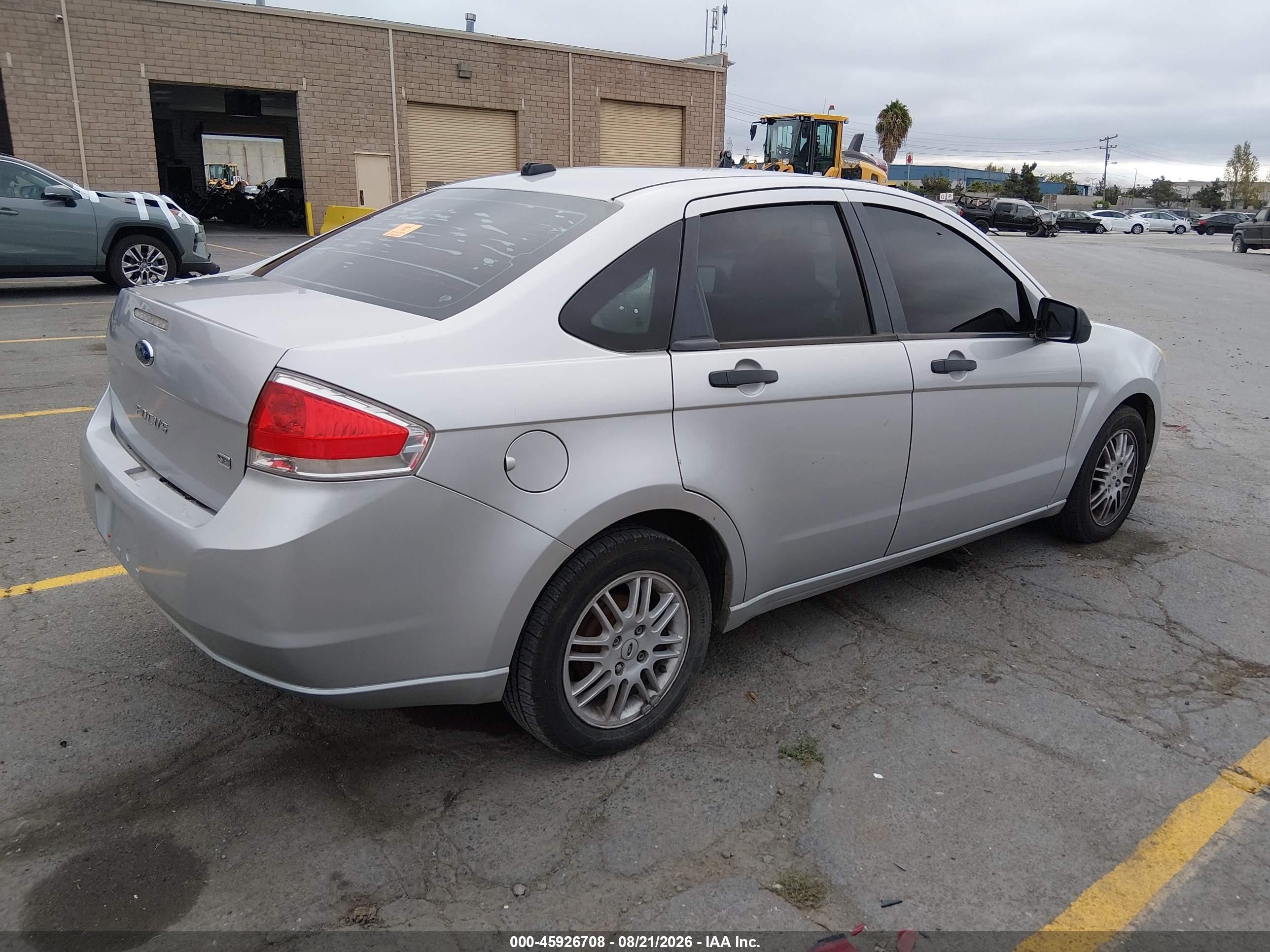 2010 Ford Focus Se Серебряный vin: 1FAHP3FN5AW188313