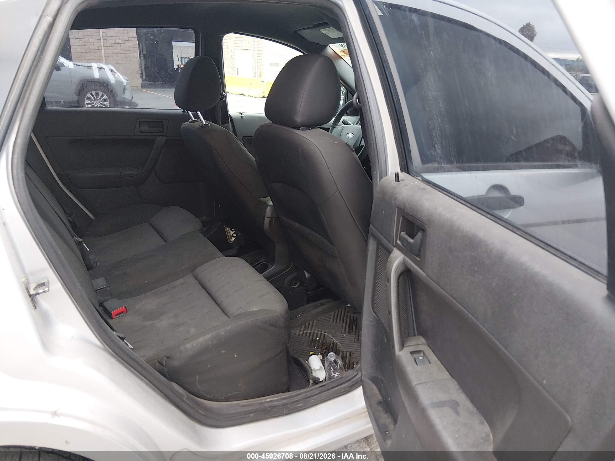 2010 Ford Focus Se Серебряный vin: 1FAHP3FN5AW188313