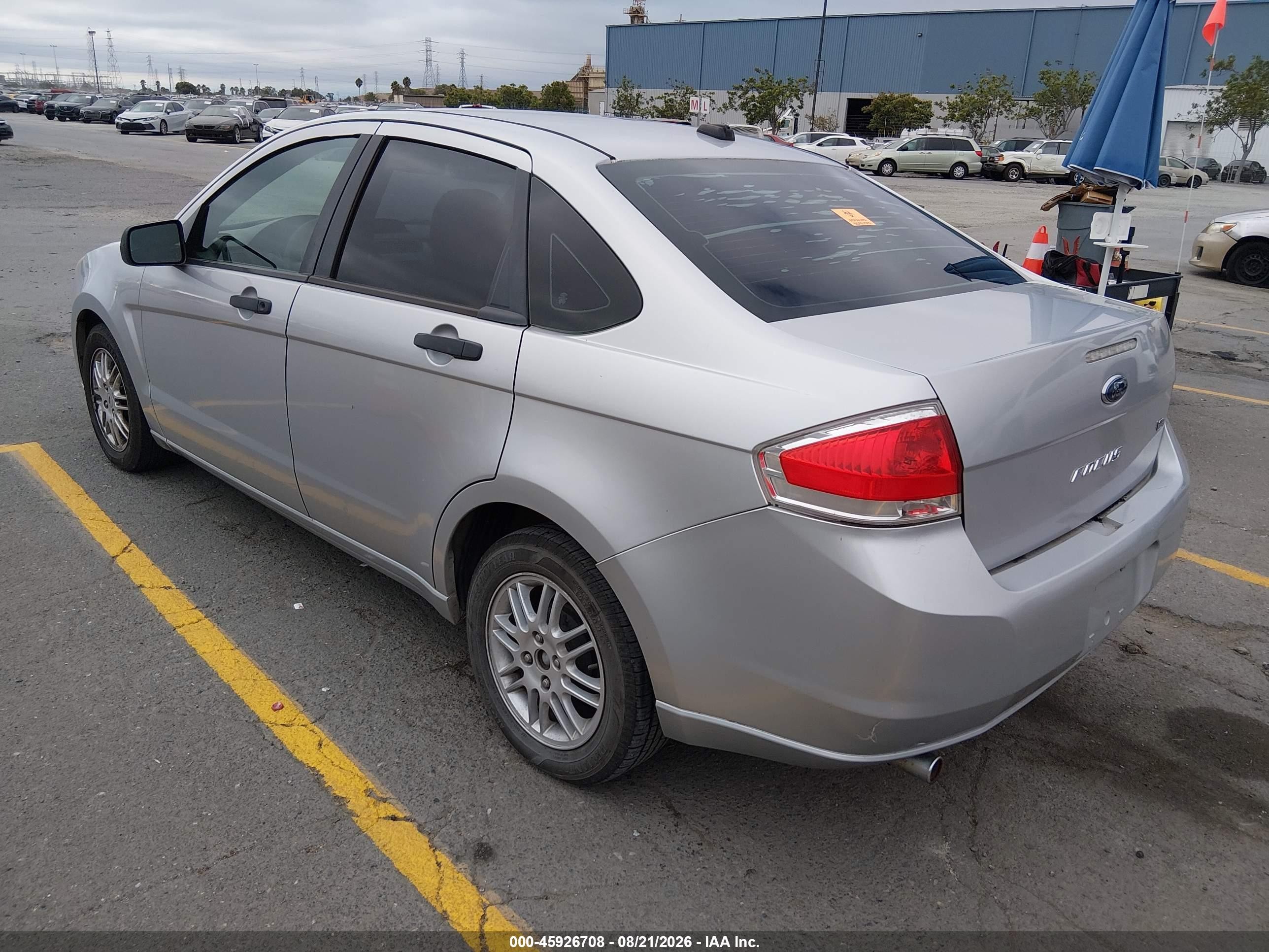 2010 Ford Focus Se Серебряный vin: 1FAHP3FN5AW188313