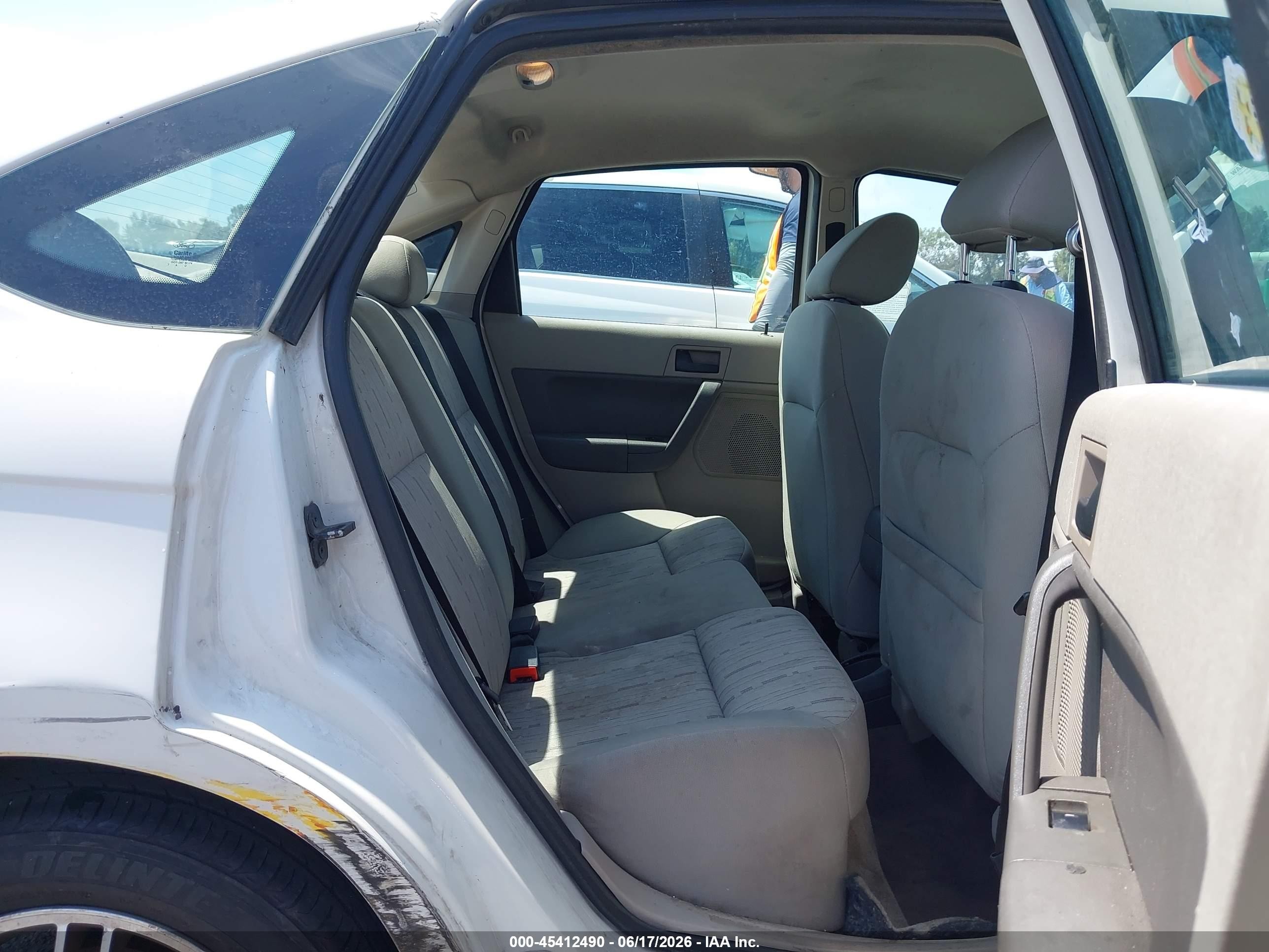 2010 Ford Focus Se White vin: 1FAHP3FN5AW227286