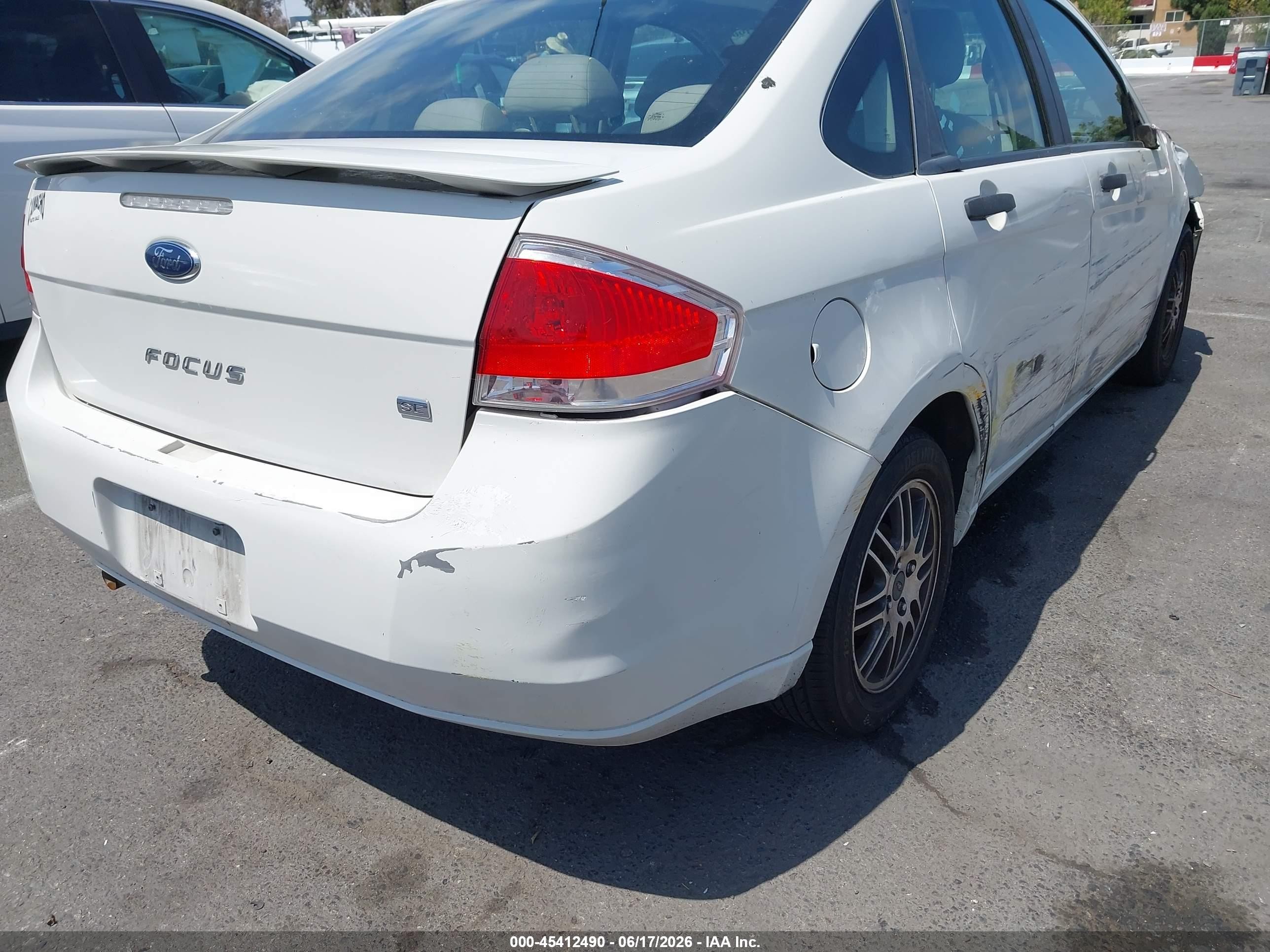2010 Ford Focus Se White vin: 1FAHP3FN5AW227286