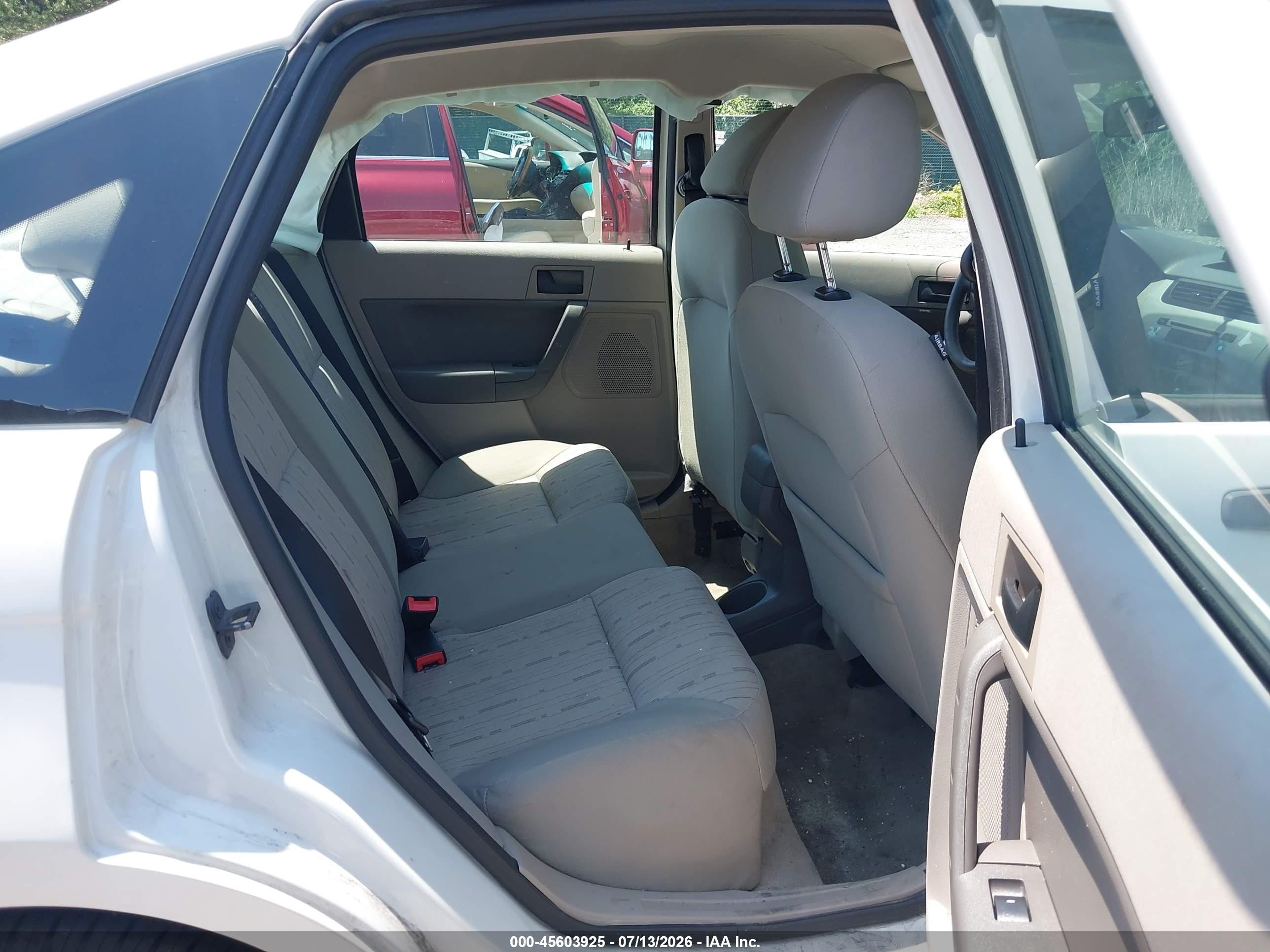 2010 Ford Focus Se White vin: 1FAHP3FN5AW256092