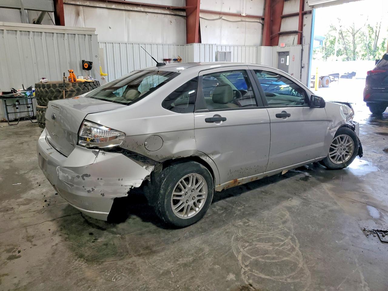 2010 Ford Focus Se Серебряный vin: 1FAHP3FN5AW285091