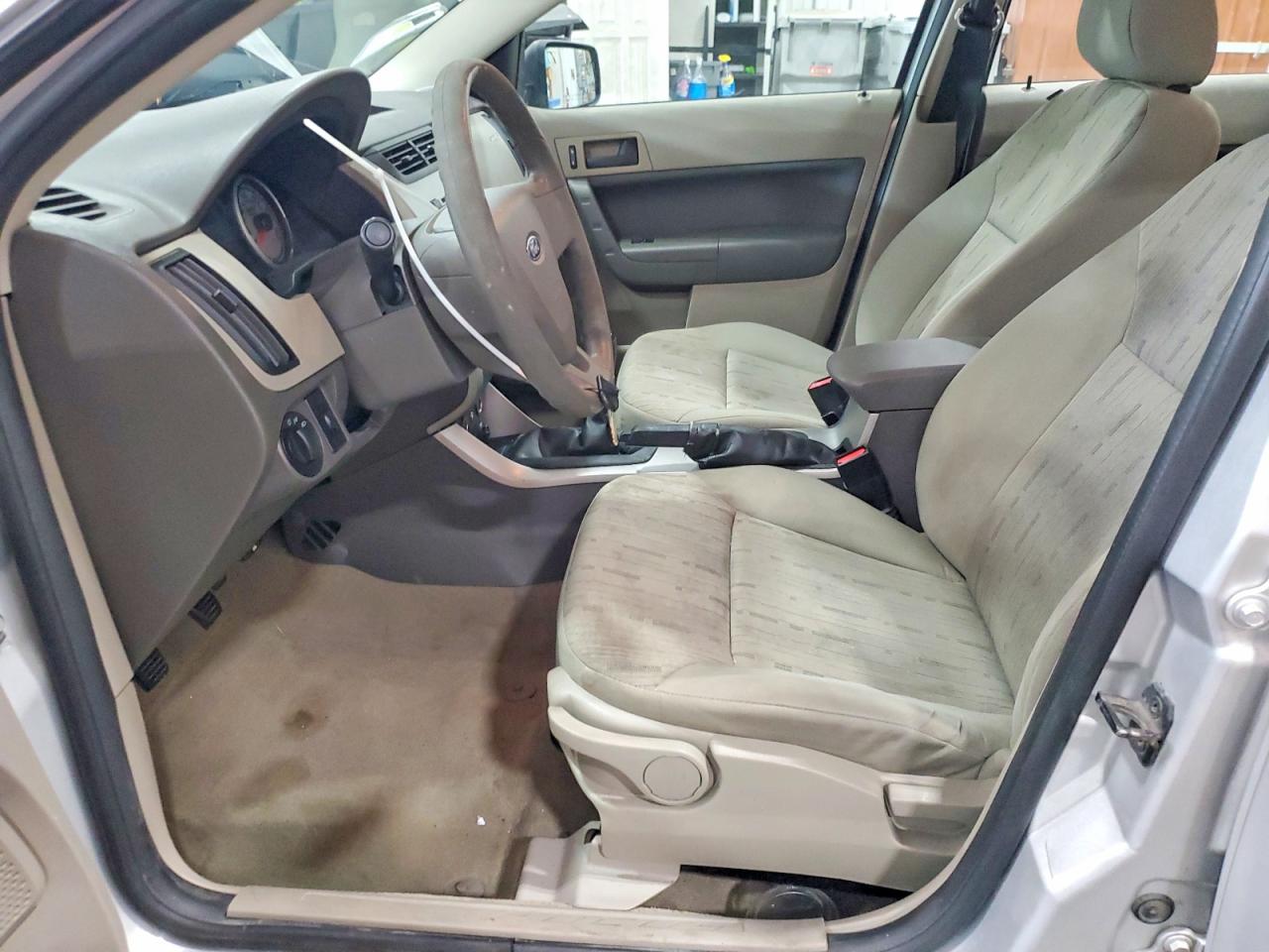 2010 Ford Focus Se Серебряный vin: 1FAHP3FN5AW285091