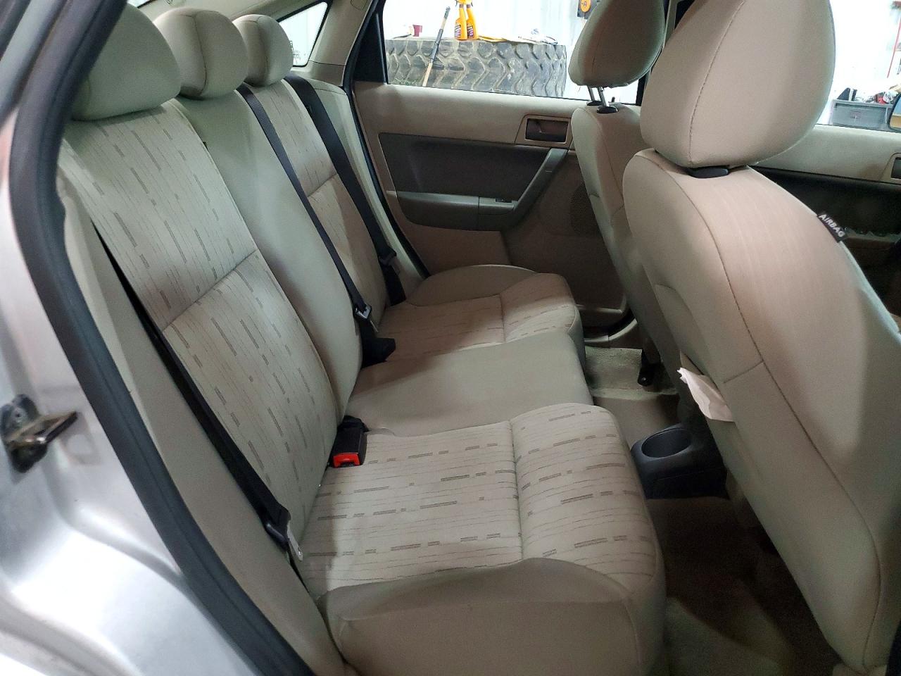 2010 Ford Focus Se Серебряный vin: 1FAHP3FN5AW285091
