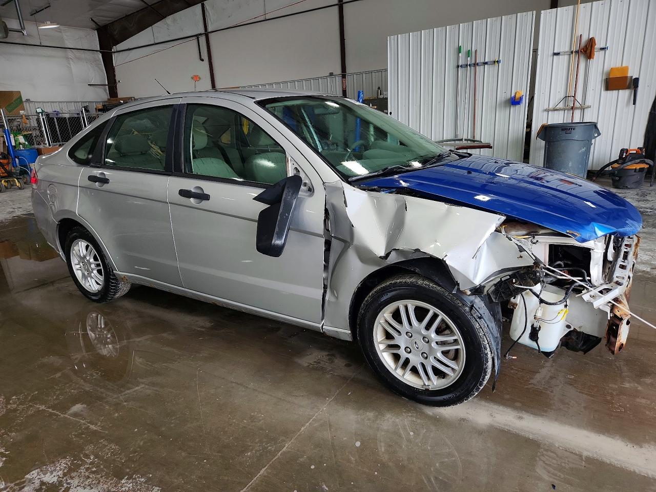 2011 Ford Focus Se Серебряный vin: 1FAHP3FN5BW132115