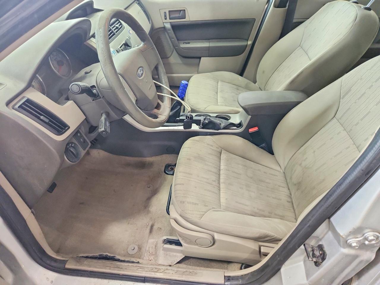 2011 Ford Focus Se Серебряный vin: 1FAHP3FN5BW132115