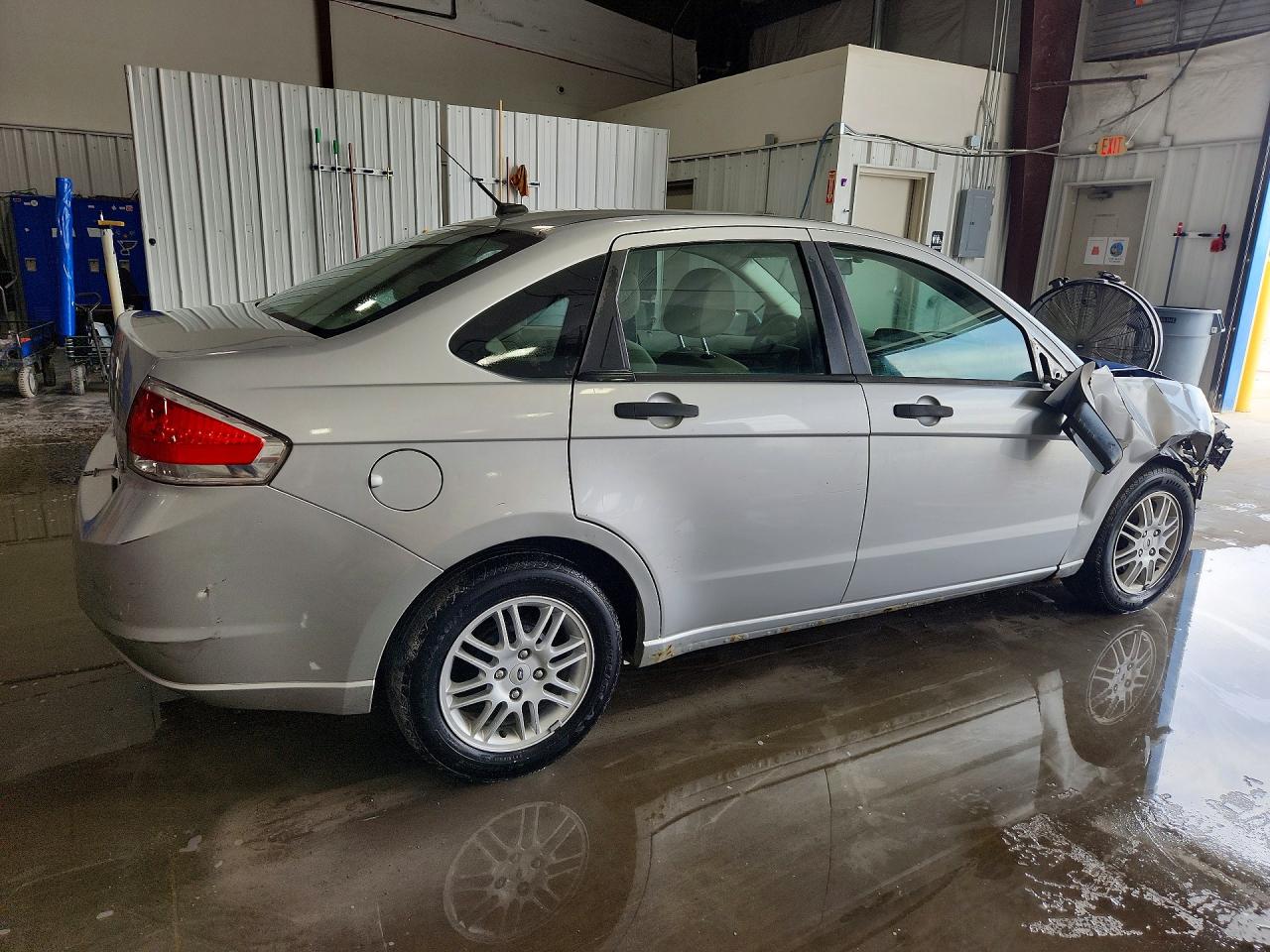 2011 Ford Focus Se Серебряный vin: 1FAHP3FN5BW132115