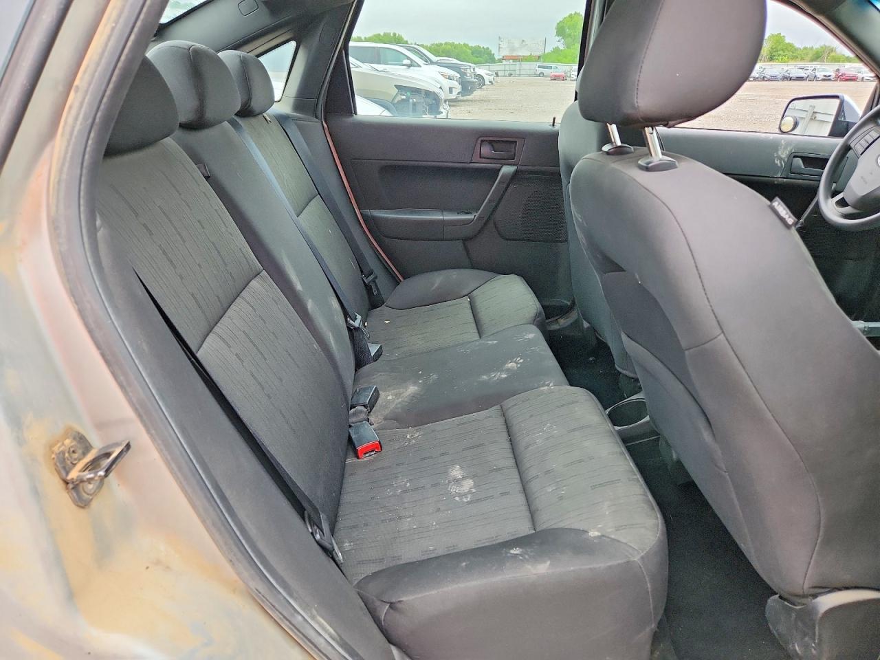 2010 Ford Focus Se Silver vin: 1FAHP3FN6AW155076