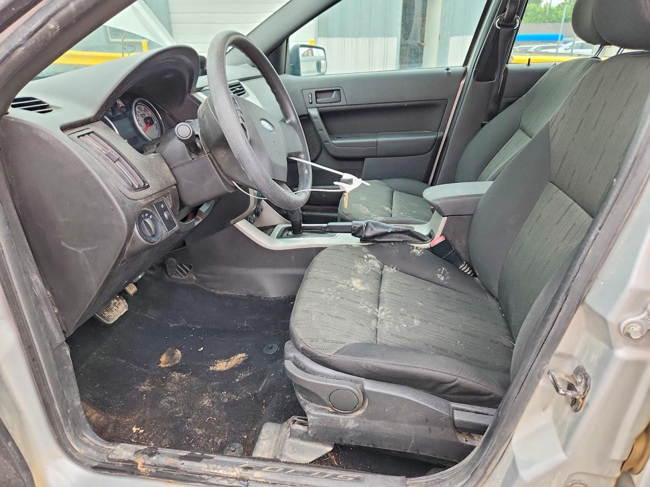 2010 Ford Focus Se Silver vin: 1FAHP3FN6AW155076