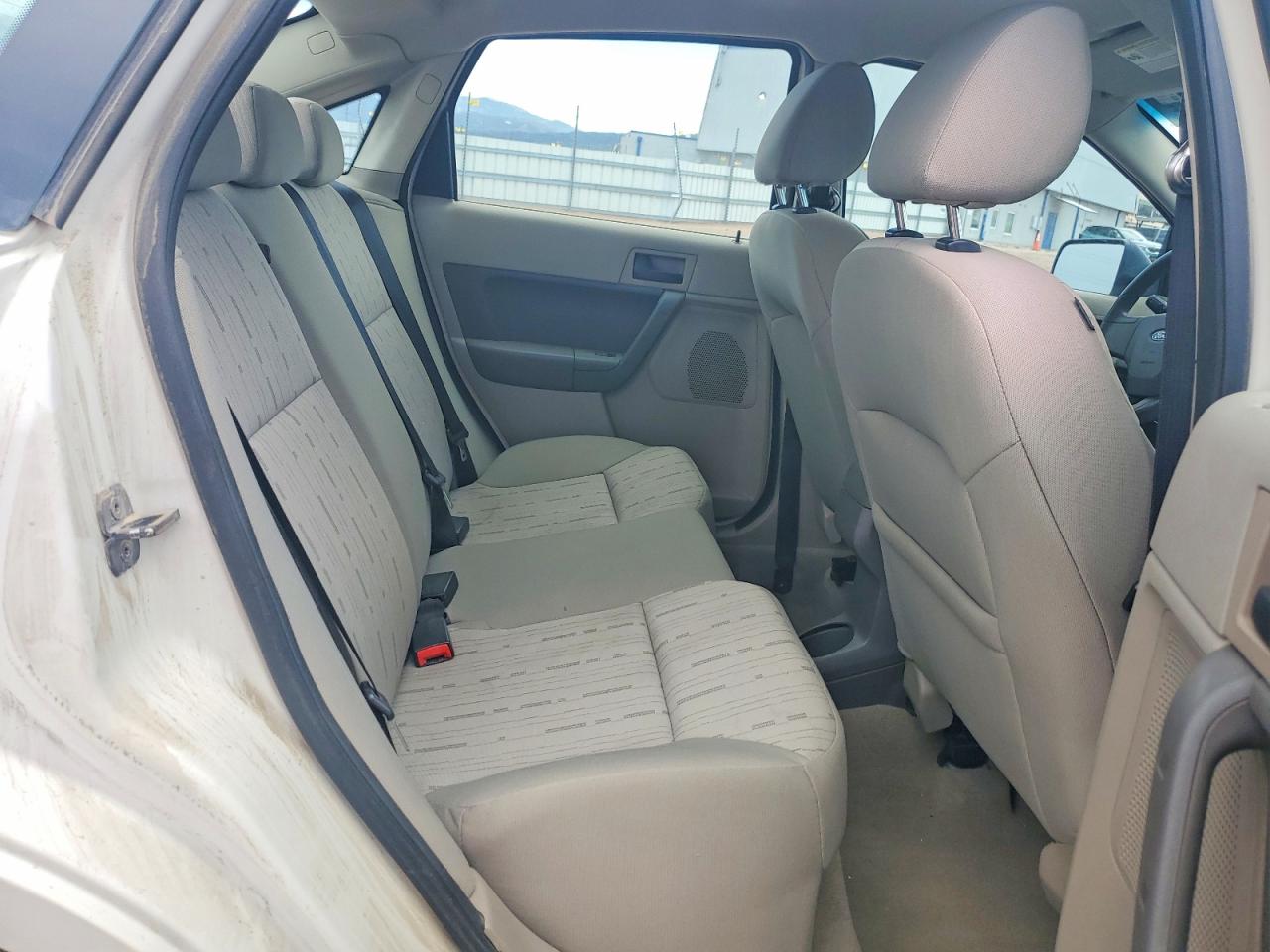 2010 Ford Focus White vin: 1FAHP3FN6AW222792