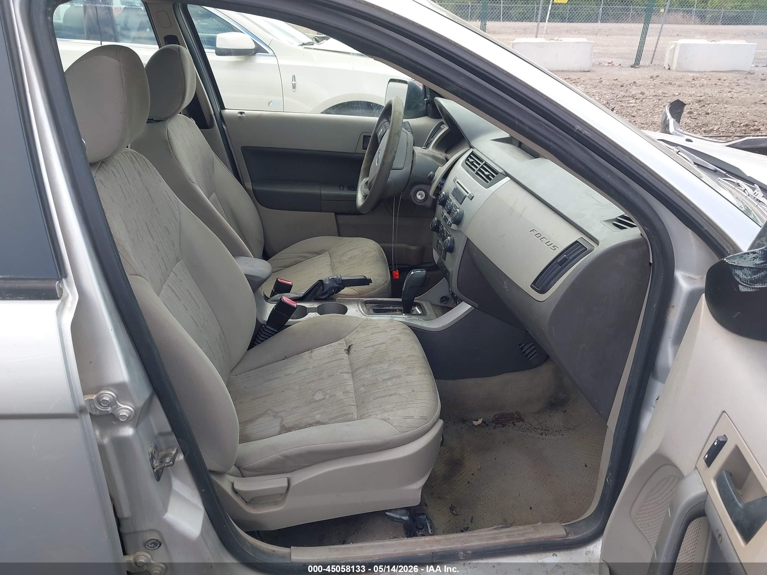 2010 Ford Focus Se Серебряный vin: 1FAHP3FN6AW253119
